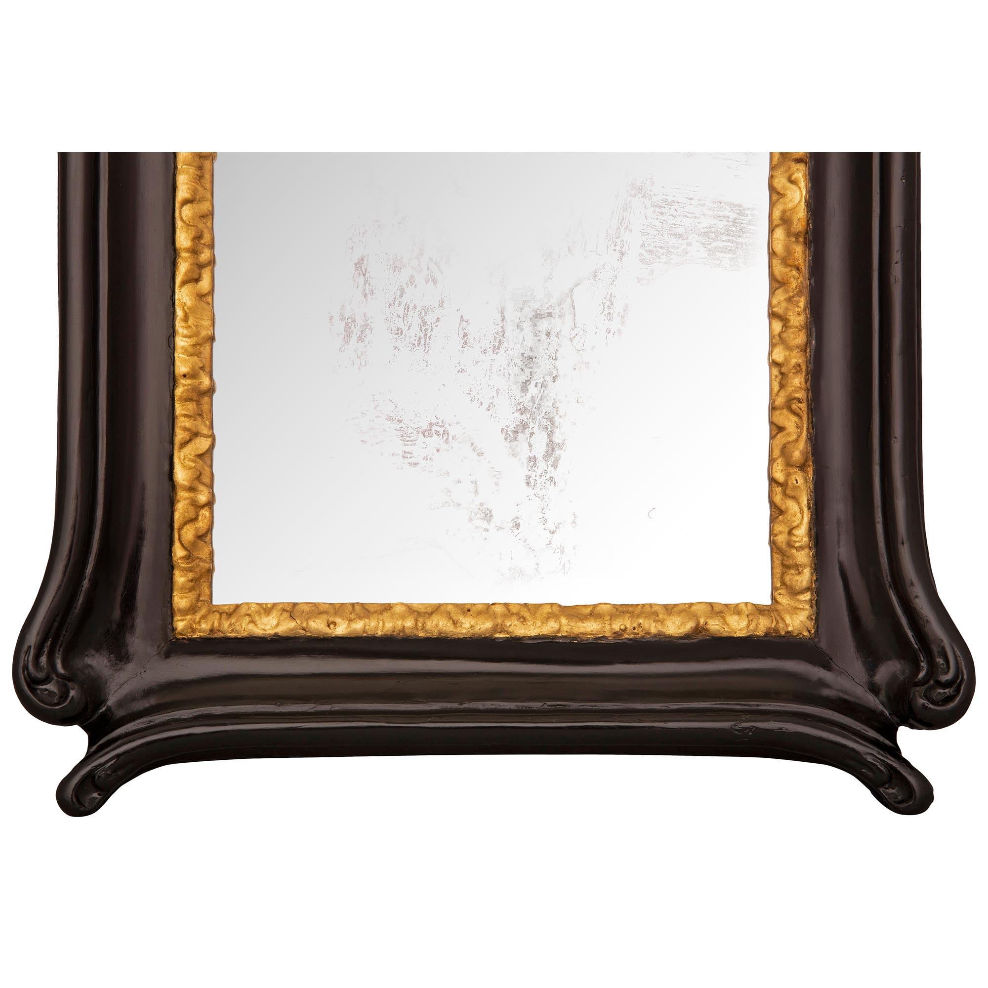 XVIIIe siècle et antérieur Miroir baroque italien du 18ème siècle en bois fruitier ébénisé et bois doré en vente