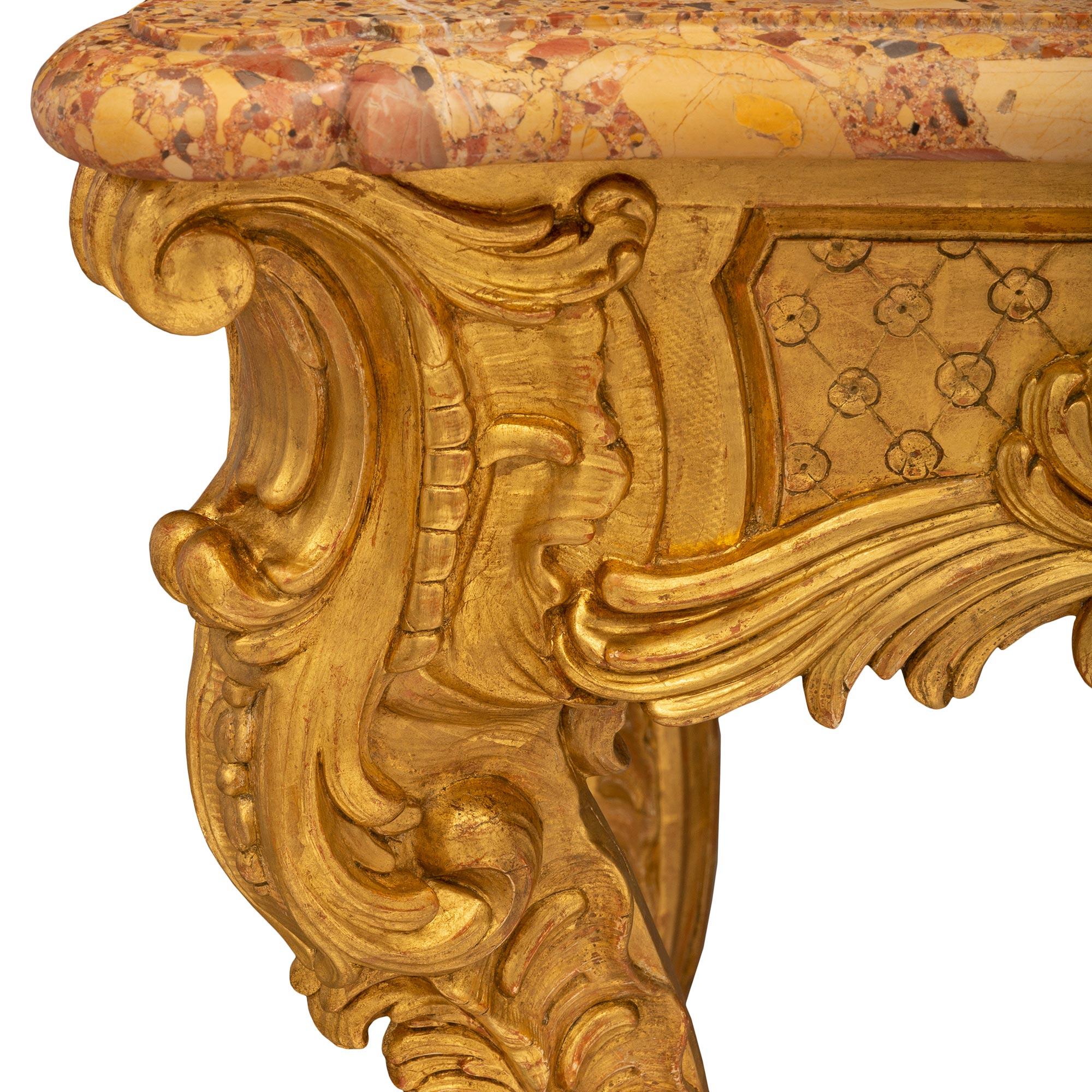 XVIIIe siècle et antérieur Console baroque italienne du 18ème siècle en bois doré et marbre Brche DAlep en vente