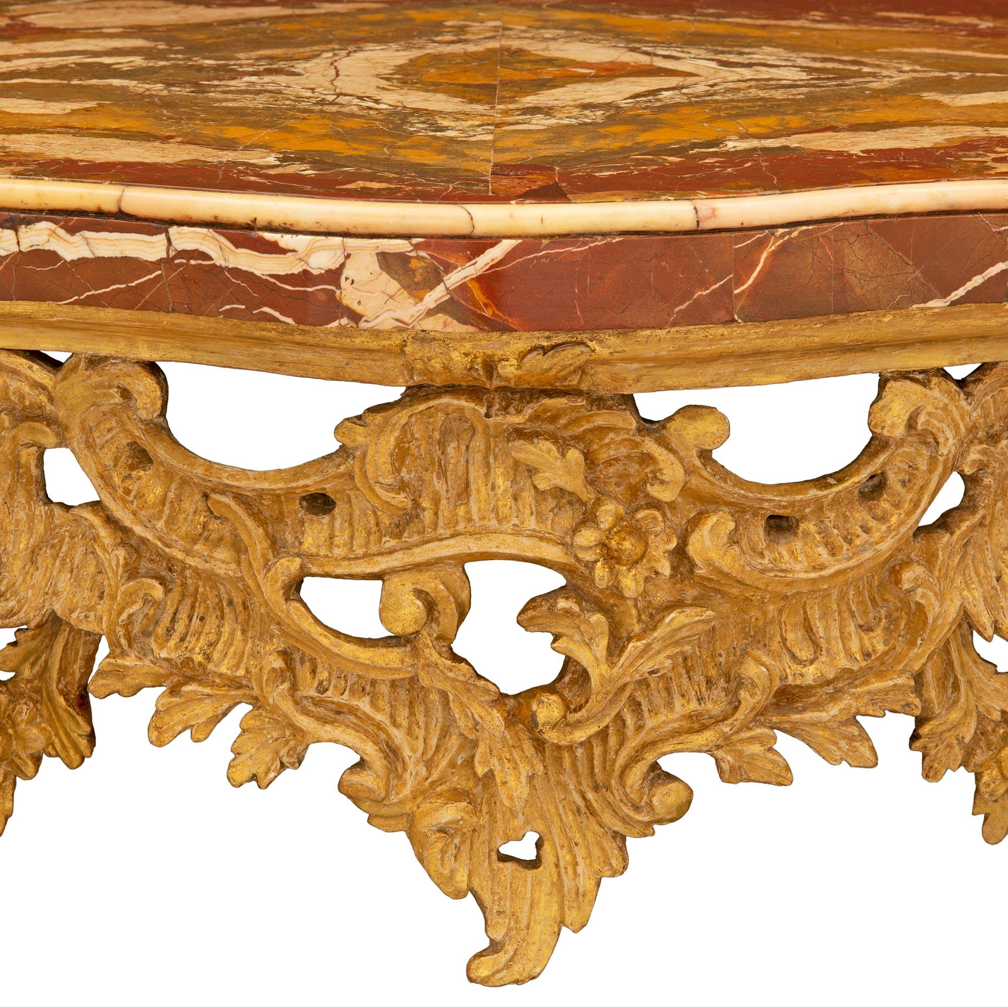 Italienische barocke italienische Konsole aus vergoldetem Holz und Marmor aus Rom aus dem 18. Jahrhundert im Angebot 1