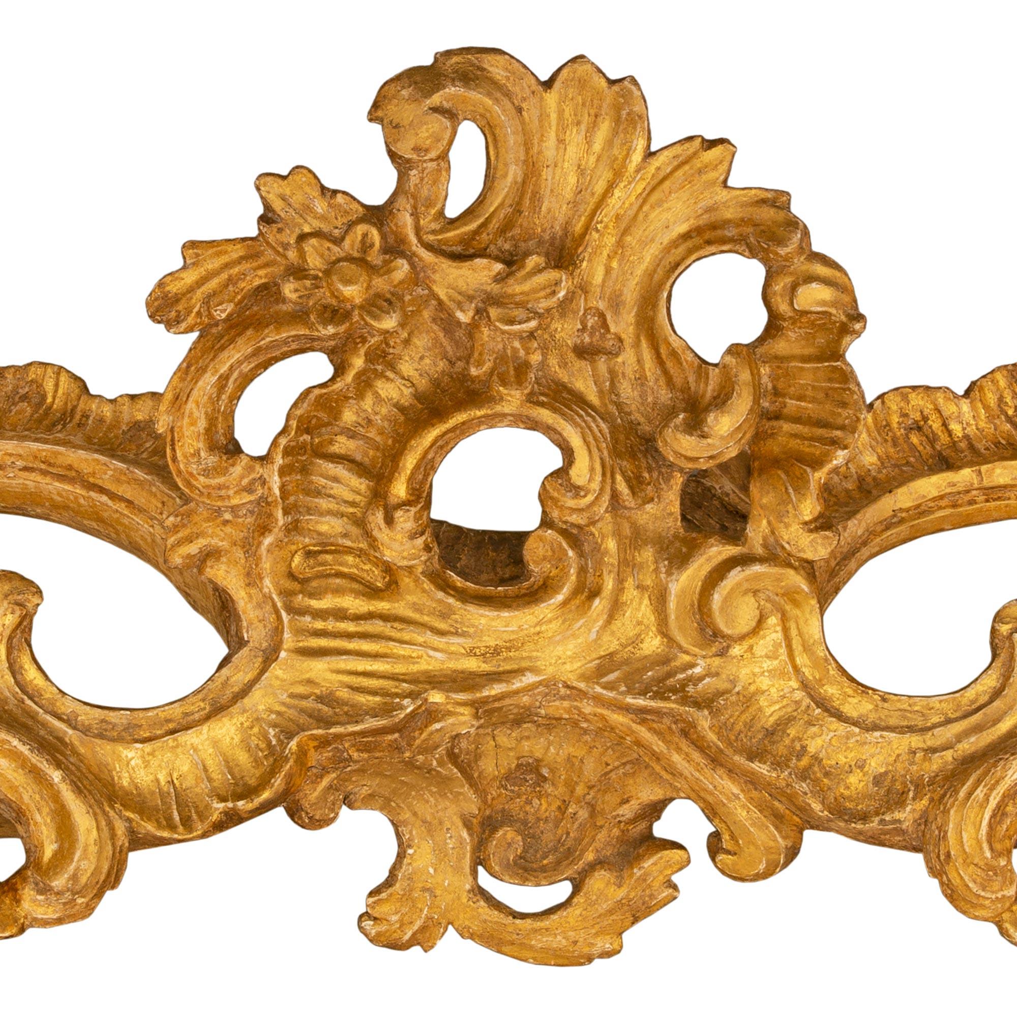 Italienische barocke italienische Konsole aus vergoldetem Holz und Marmor aus Rom aus dem 18. Jahrhundert im Angebot 2