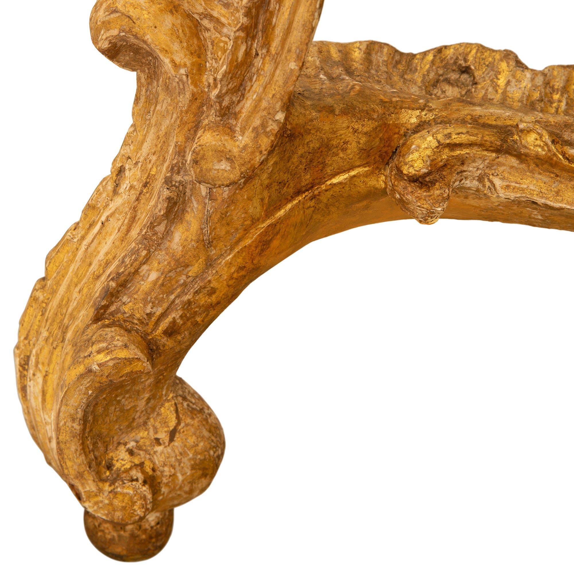 Console barocca italiana del XVIII secolo in legno dorato e marmo di Roma in vendita 1