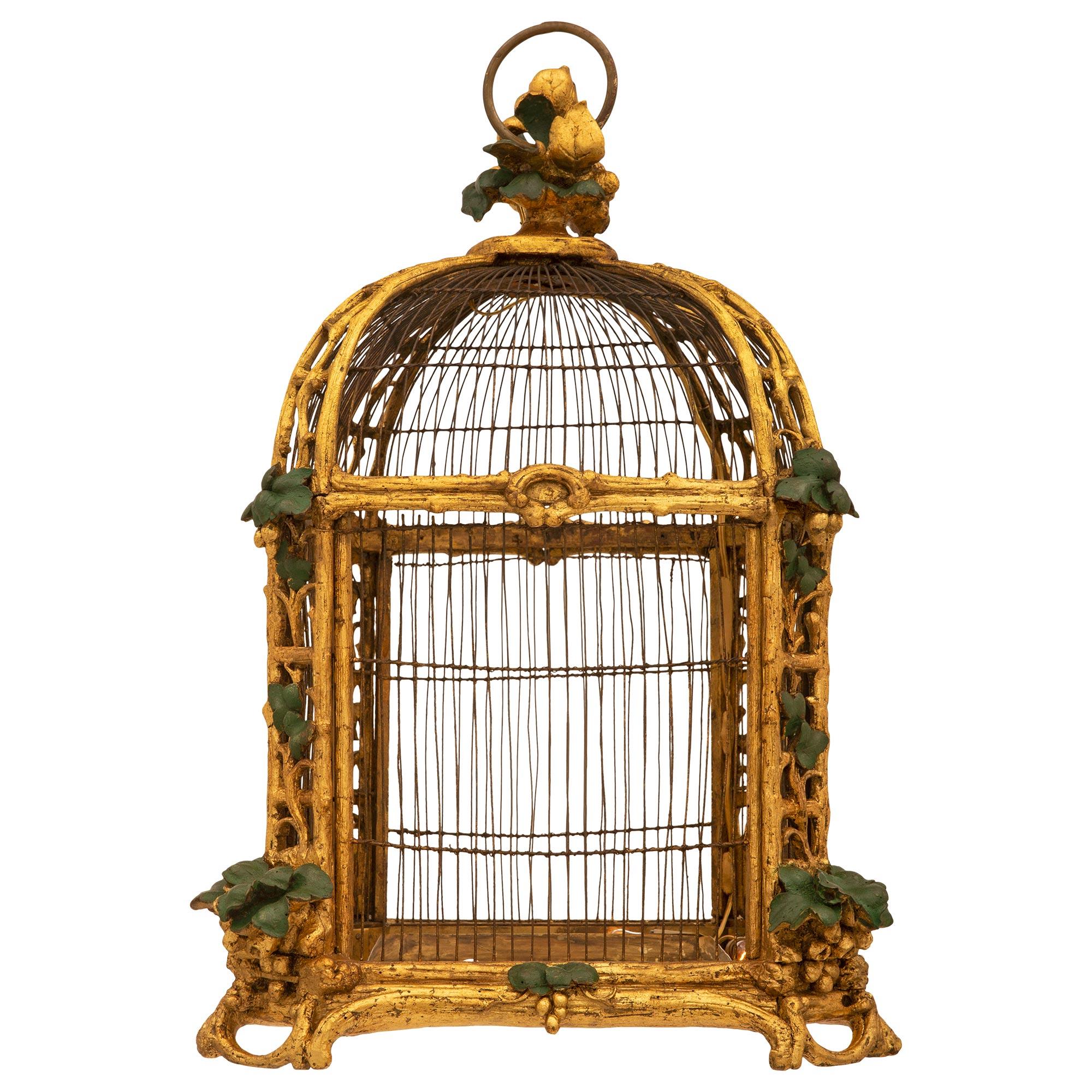 Lustre baroque italien du 18ème siècle en bois doré et cage à oiseaux polychrome en vente 4
