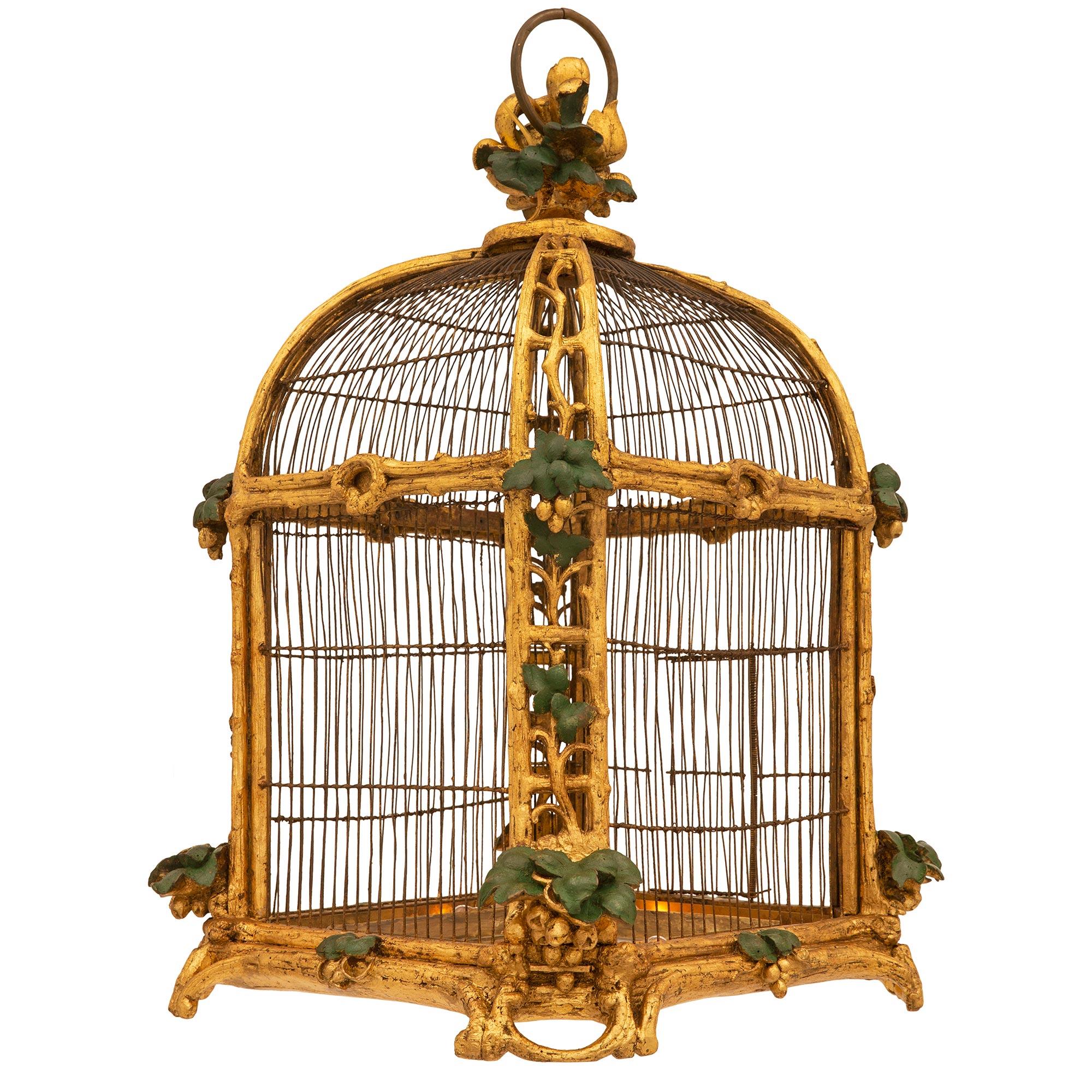 Baroque Lustre baroque italien du 18ème siècle en bois doré et cage à oiseaux polychrome en vente