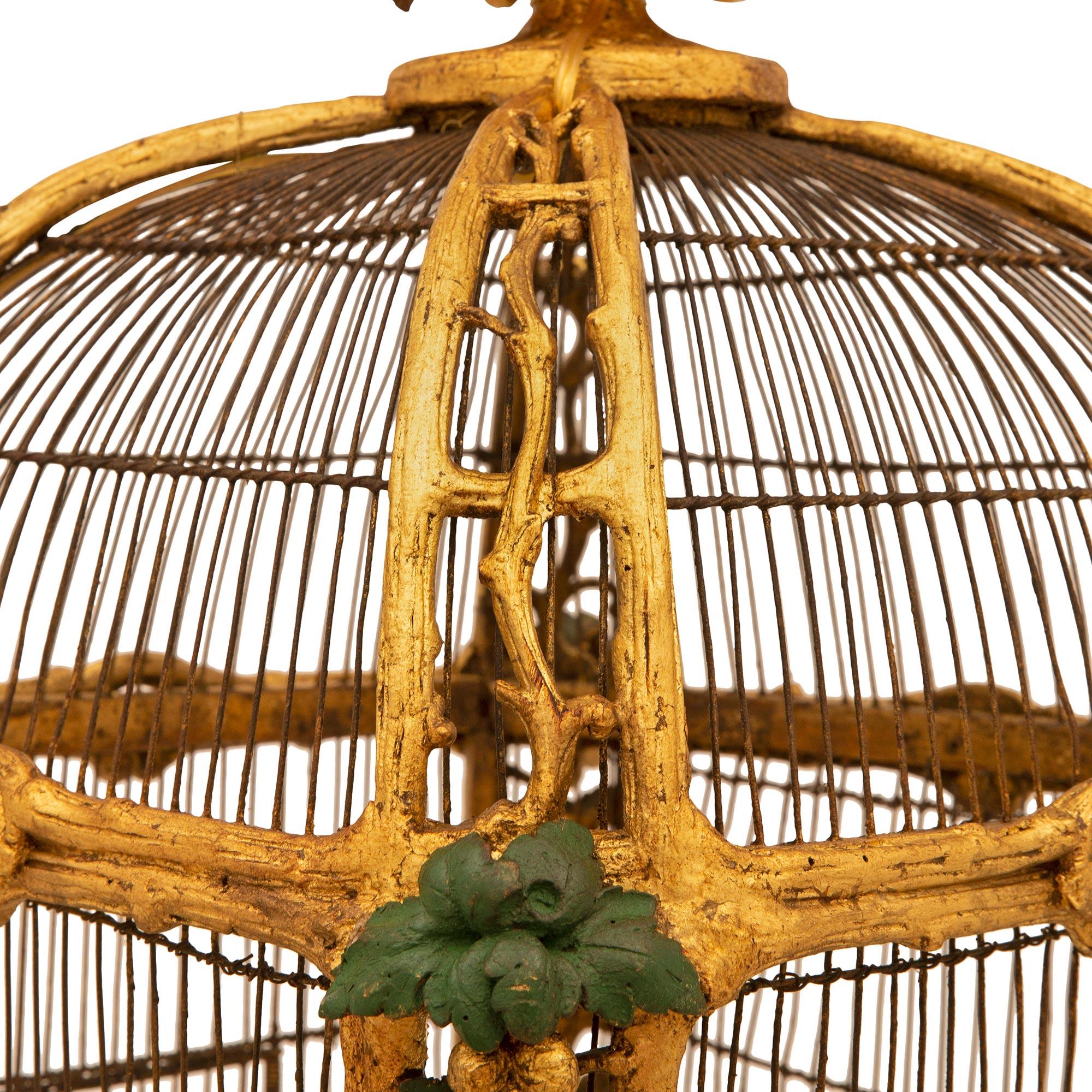 XVIIIe siècle Lustre baroque italien du 18ème siècle en bois doré et cage à oiseaux polychrome en vente