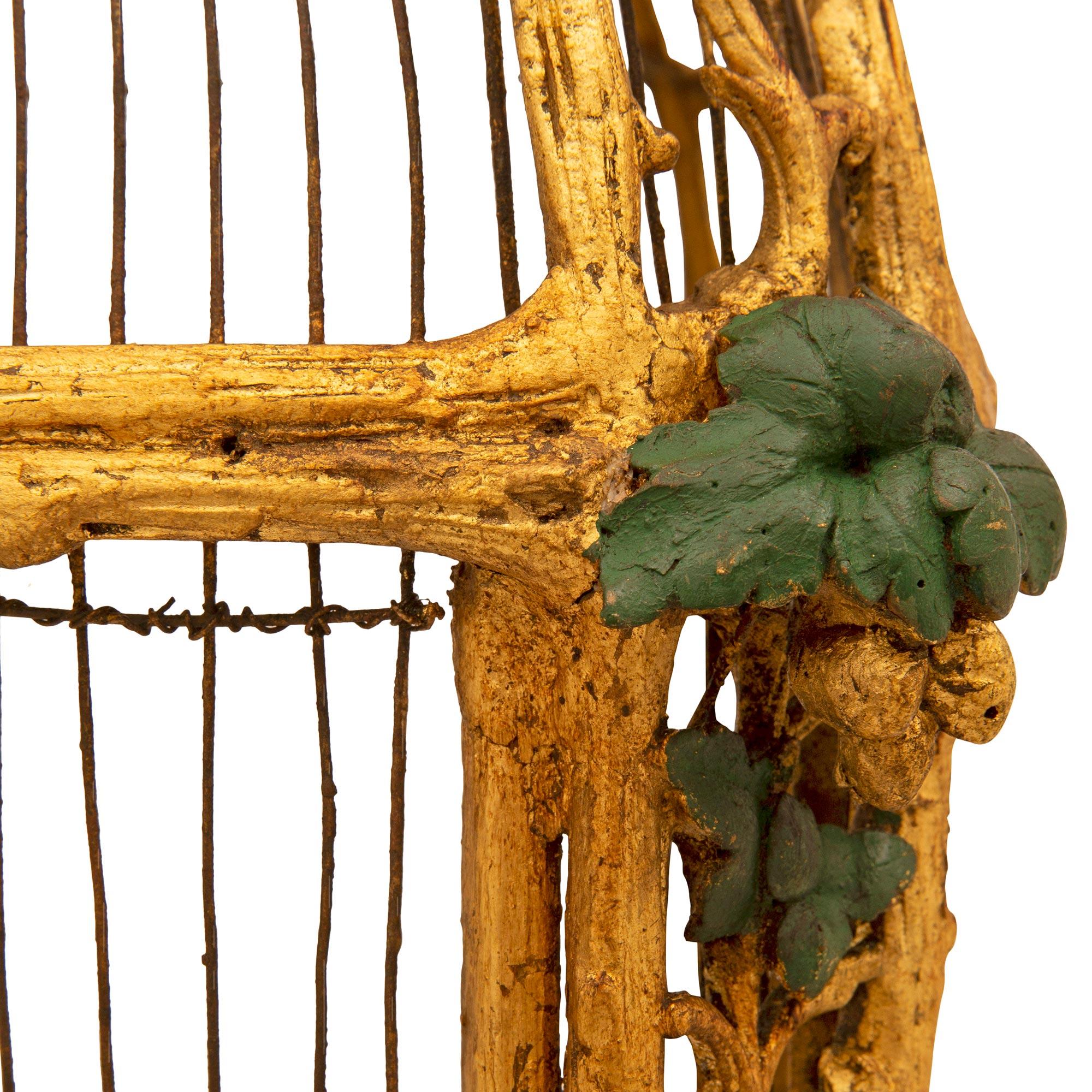 Bois doré Lustre baroque italien du 18ème siècle en bois doré et cage à oiseaux polychrome en vente