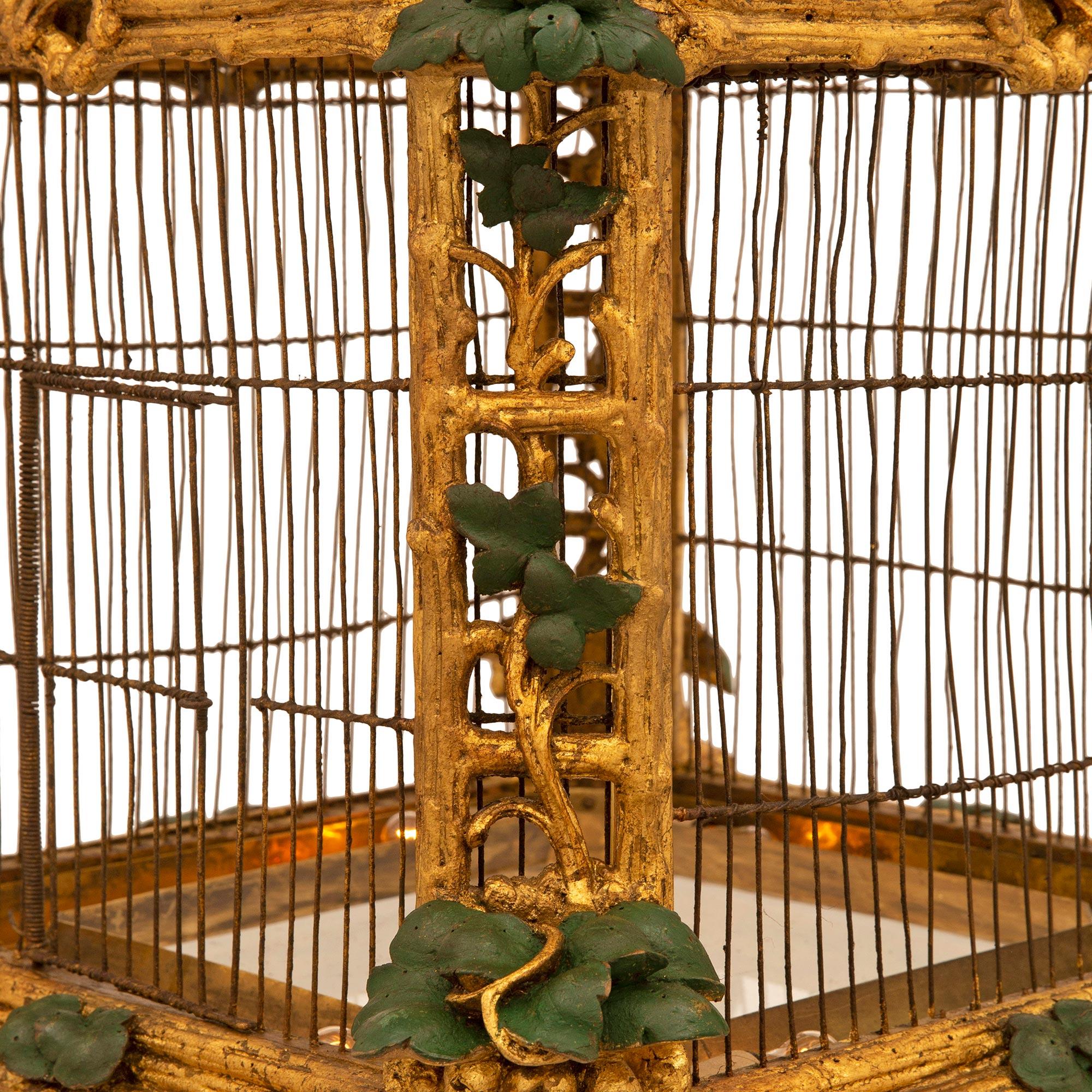 Lustre baroque italien du 18ème siècle en bois doré et cage à oiseaux polychrome en vente 2