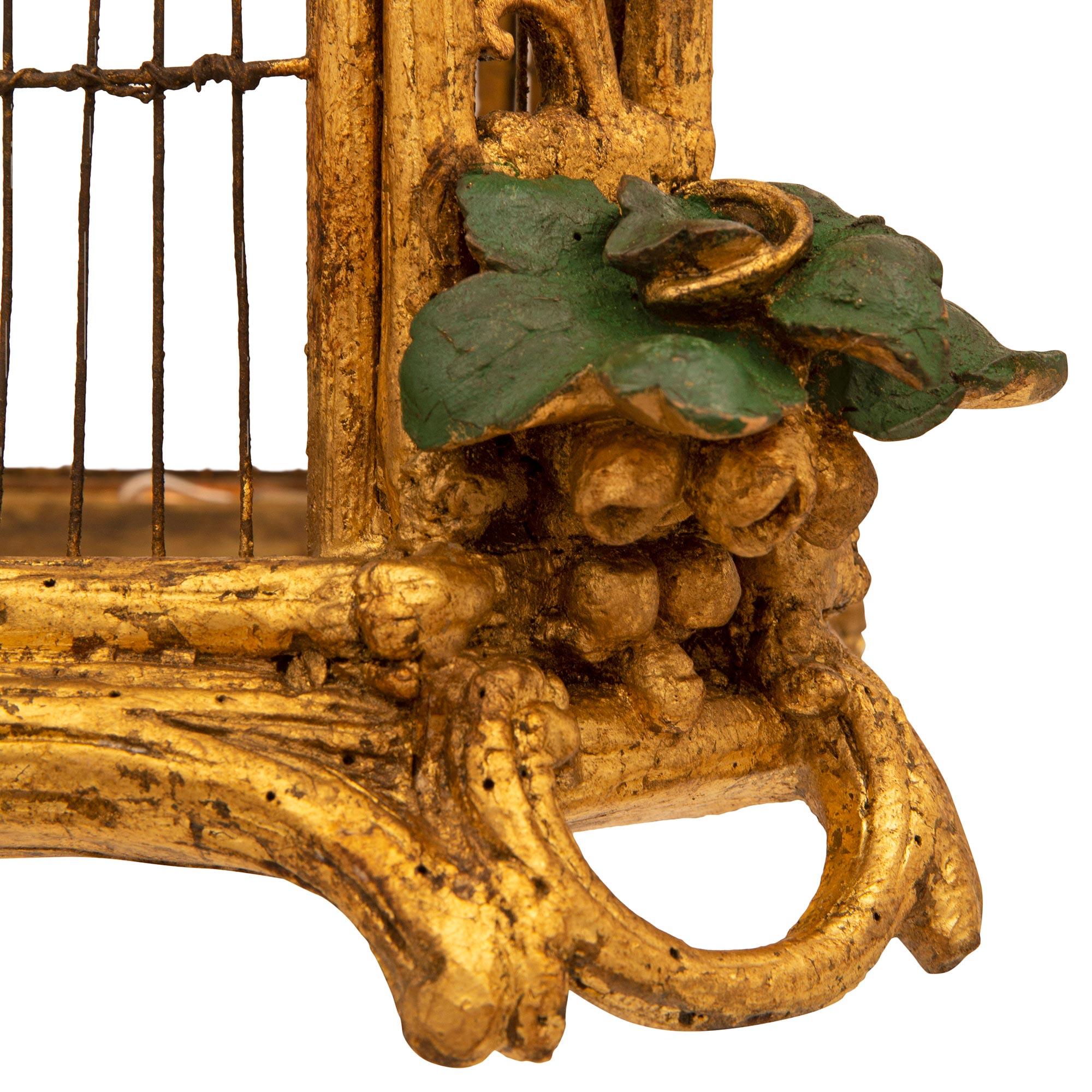 Lustre baroque italien du 18ème siècle en bois doré et cage à oiseaux polychrome en vente 3
