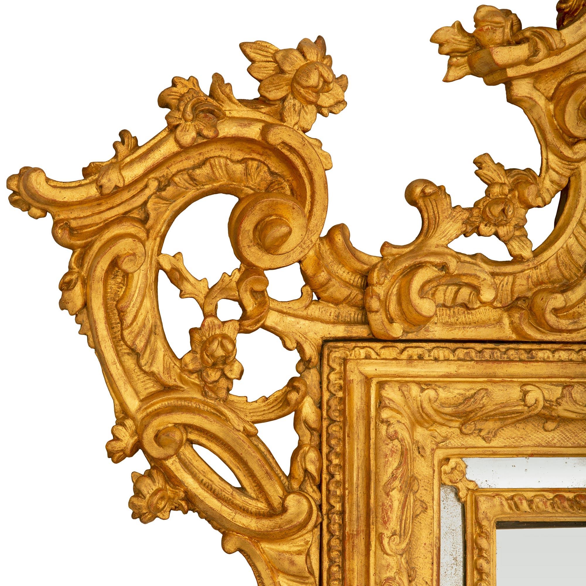 XVIIIe siècle et antérieur Miroir baroque italien du 18ème siècle en bois doré en vente
