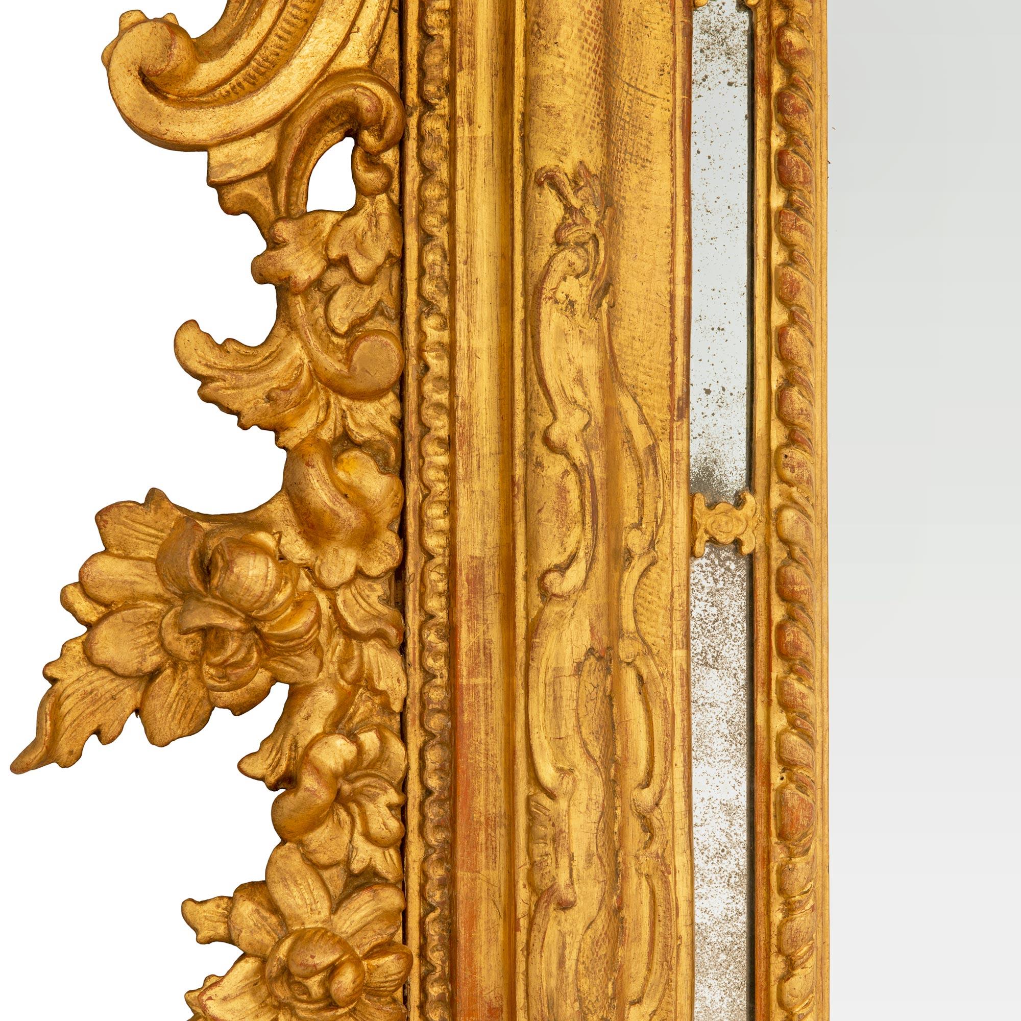 Miroir baroque italien du 18ème siècle en bois doré en vente 1