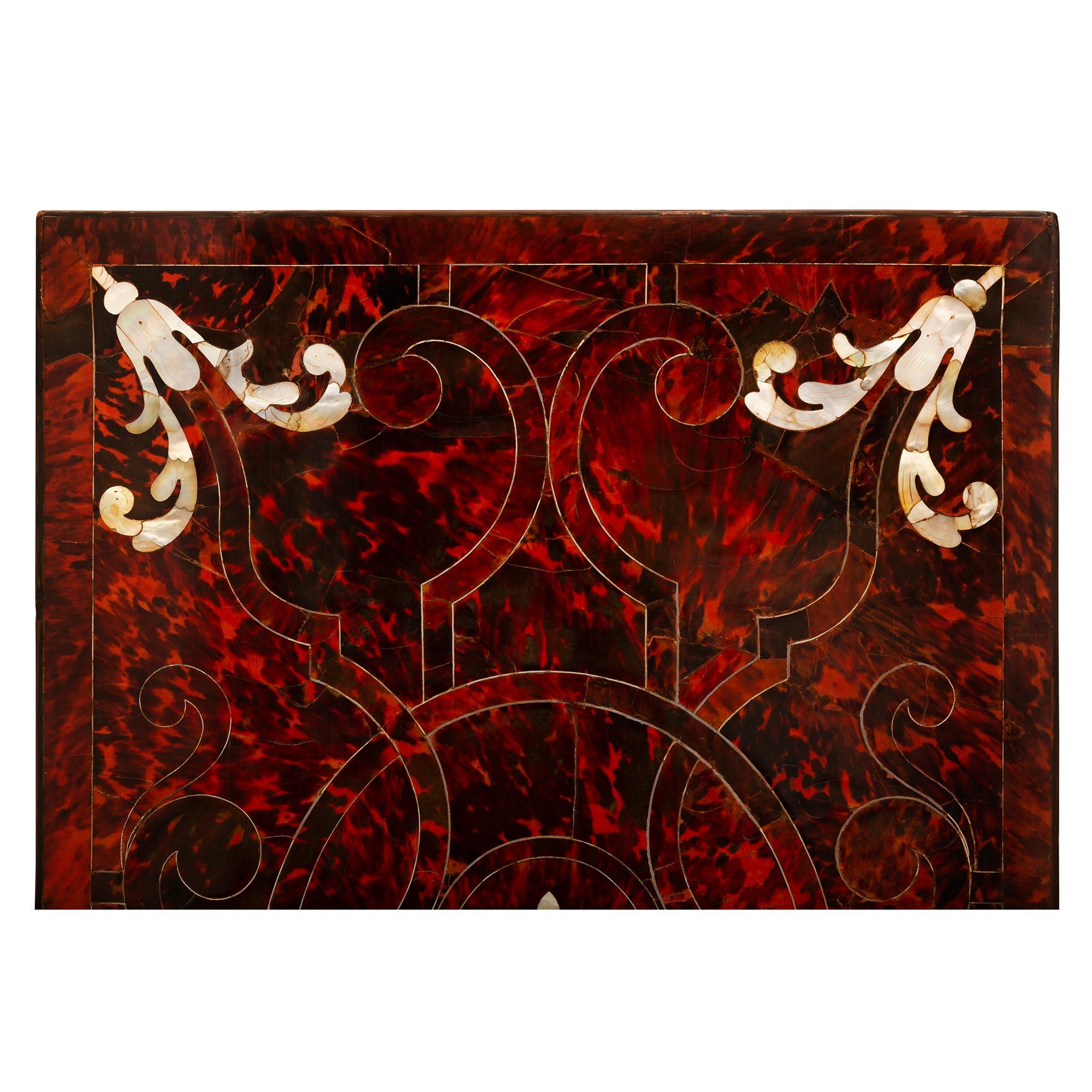 Baroque Décoration murale baroque italienne du 18ème siècle en écaille de tortue et nacre en vente