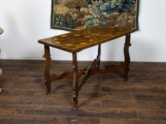 Mesa italiana de nogal tallado estilo barroco del siglo XVIII con decoración de marquetería