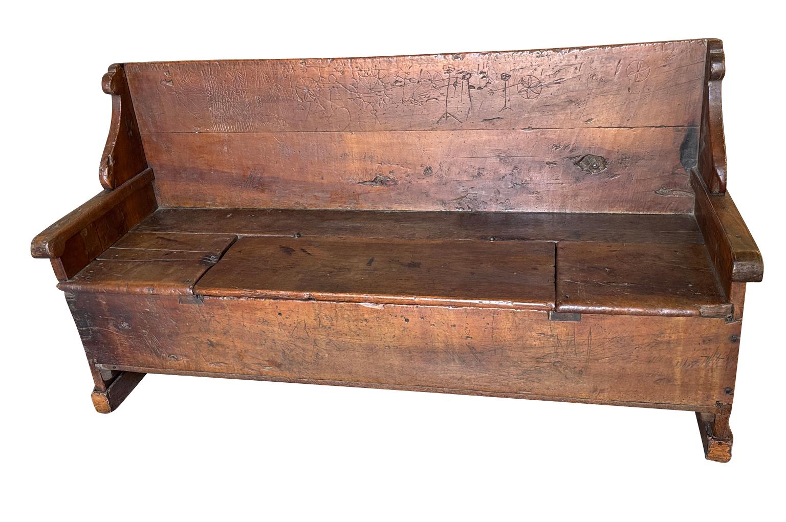 Un banco muy bonito del siglo XVIII procedente de la región italiana del Piamonte.  Magníficamente construida en cerezo y roble, con un asiento elevable para guardarla.  Maravillosa pátina.  La altura del asiento es de 16 3/4