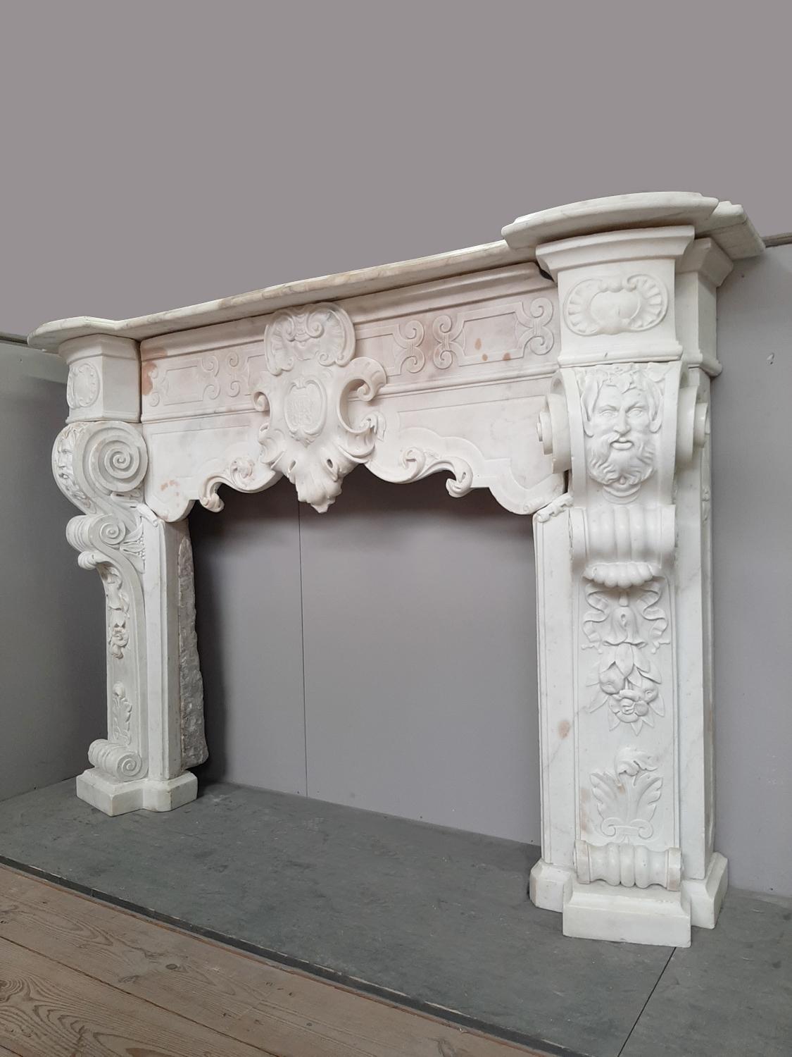Italienischer Carrara-Marmor-Kamin im Barockstil des 18. Jahrhunderts, reich dekoriert im Zustand „Gut“ im Angebot in Baambrugge, NL