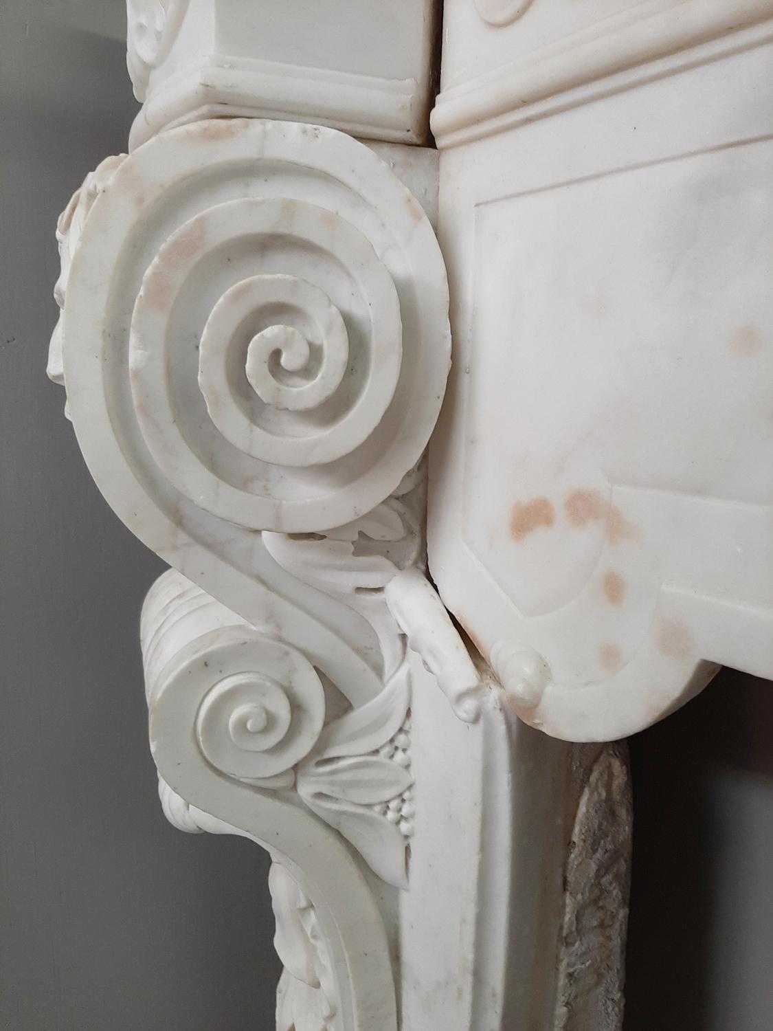 Italienischer Carrara-Marmor-Kamin im Barockstil des 18. Jahrhunderts, reich dekoriert im Angebot 4