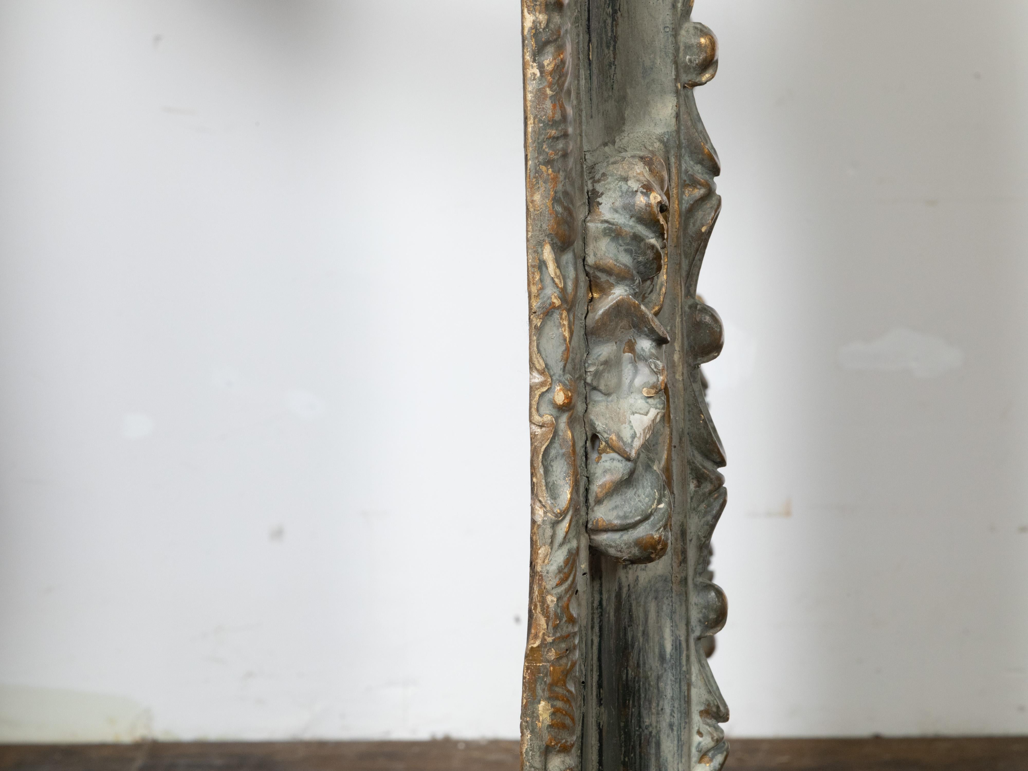 Italian 18th Century Carved and Parcel-Gilt Wooden Mirror with Foliage 5