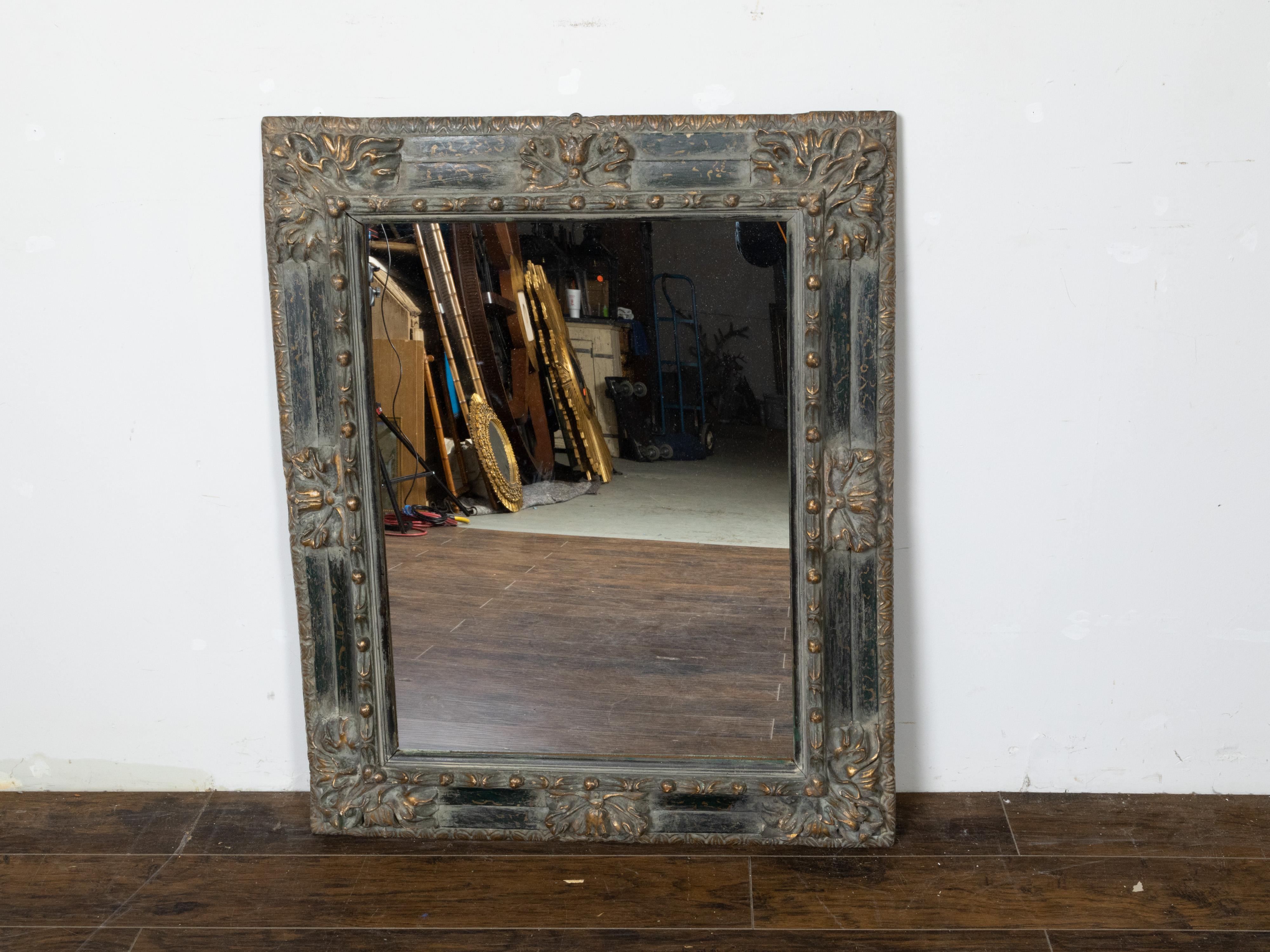 An Italian hand-carved and parcel gilt wooden mirror from the 18th century, with rais de cœur and campanula style motifs. Hand-crafted in Italy during the 18th century, this rectangular wooden mirror features a central clear mirror plate surrounded