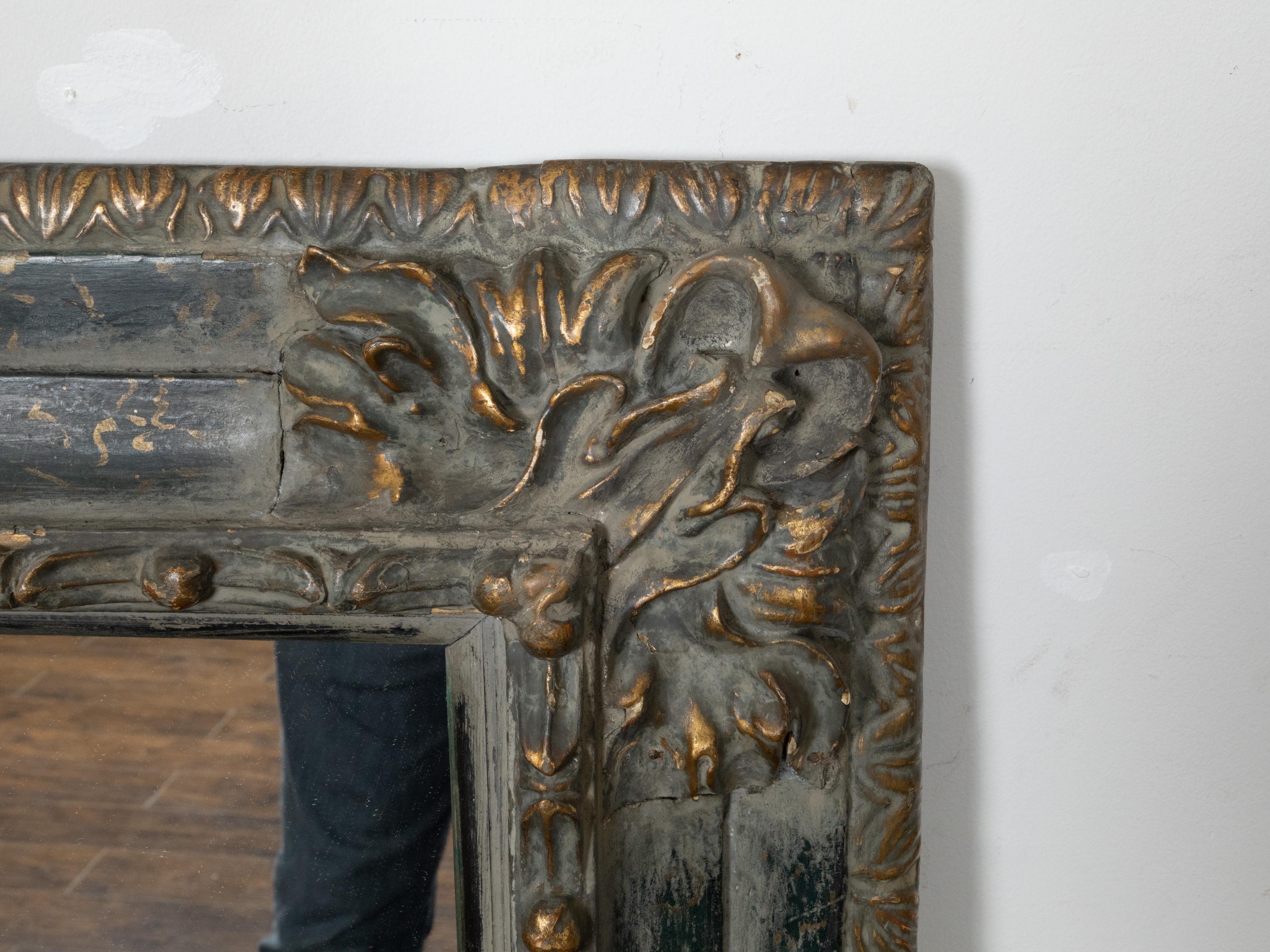 Italian 18th Century Carved and Parcel-Gilt Wooden Mirror with Foliage In Good Condition In Atlanta, GA