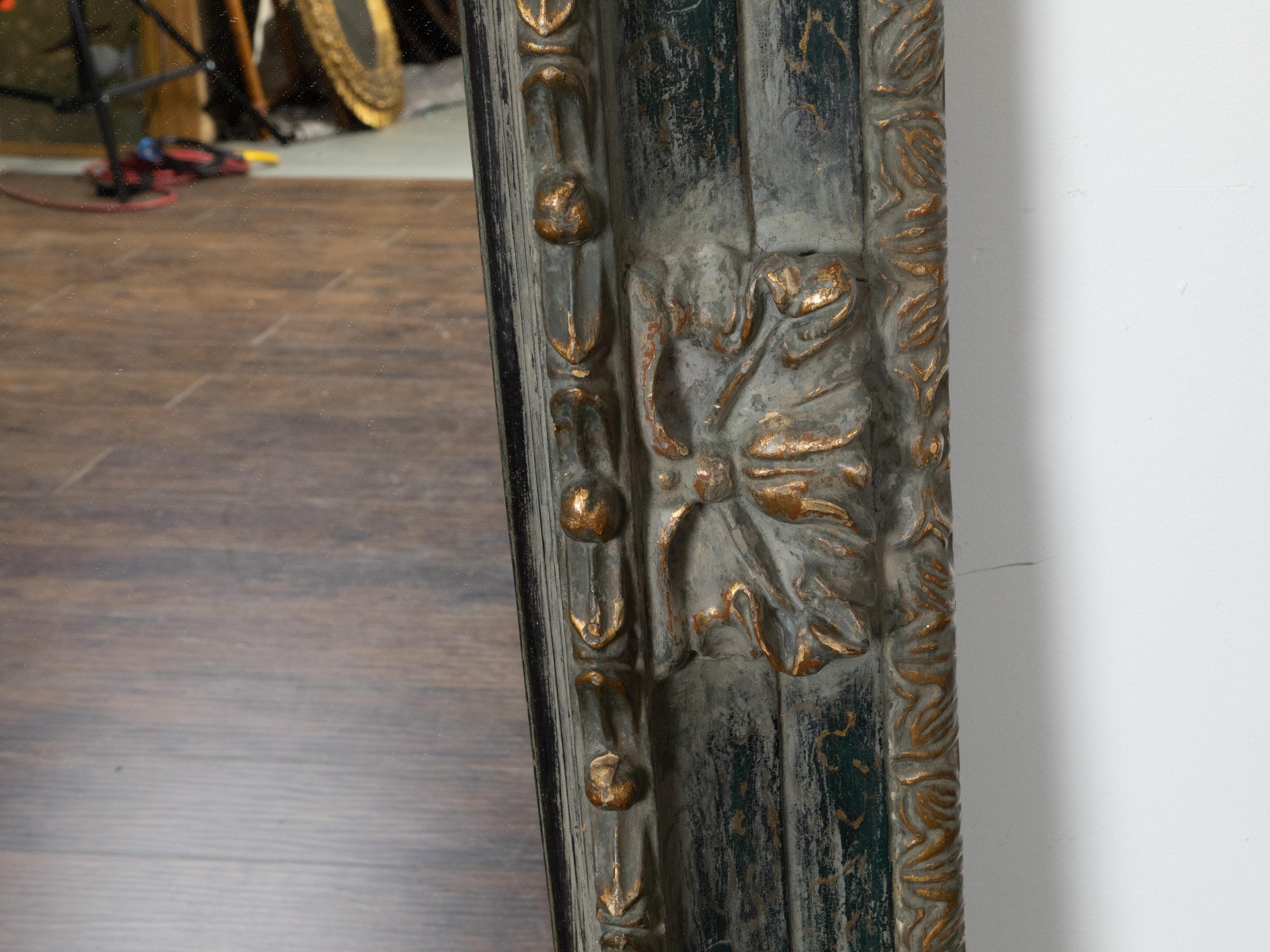 Italian 18th Century Carved and Parcel-Gilt Wooden Mirror with Foliage 3