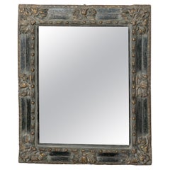Miroir italien du 18ème siècle en bois sculpté et doré à la feuille avec feuillage