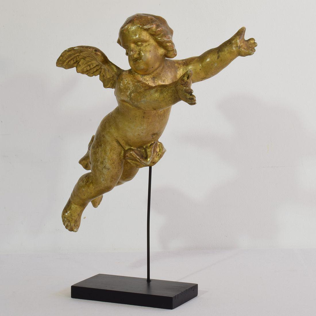 Beautiful Baroque angel. Unique period piece,
Italy, circa 1750-1800
Weathered. Small losses and old repairs.

Measurement here below includes the wooden base.
More photos are available on request.
 