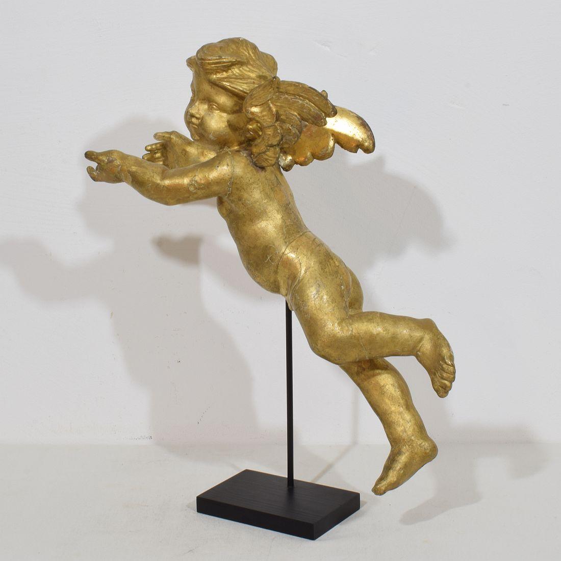 Hermoso ángel barroco. Pieza única de época hecha de madera . Tallado a mano y dorado
Italia, hacia 1750-1800
Envejecido. Pequeñas pérdidas (falta un dedo) y reparaciones antiguas.

La medida aquí abajo incluye la base de madera.
H:46 cm  Anch:36cm