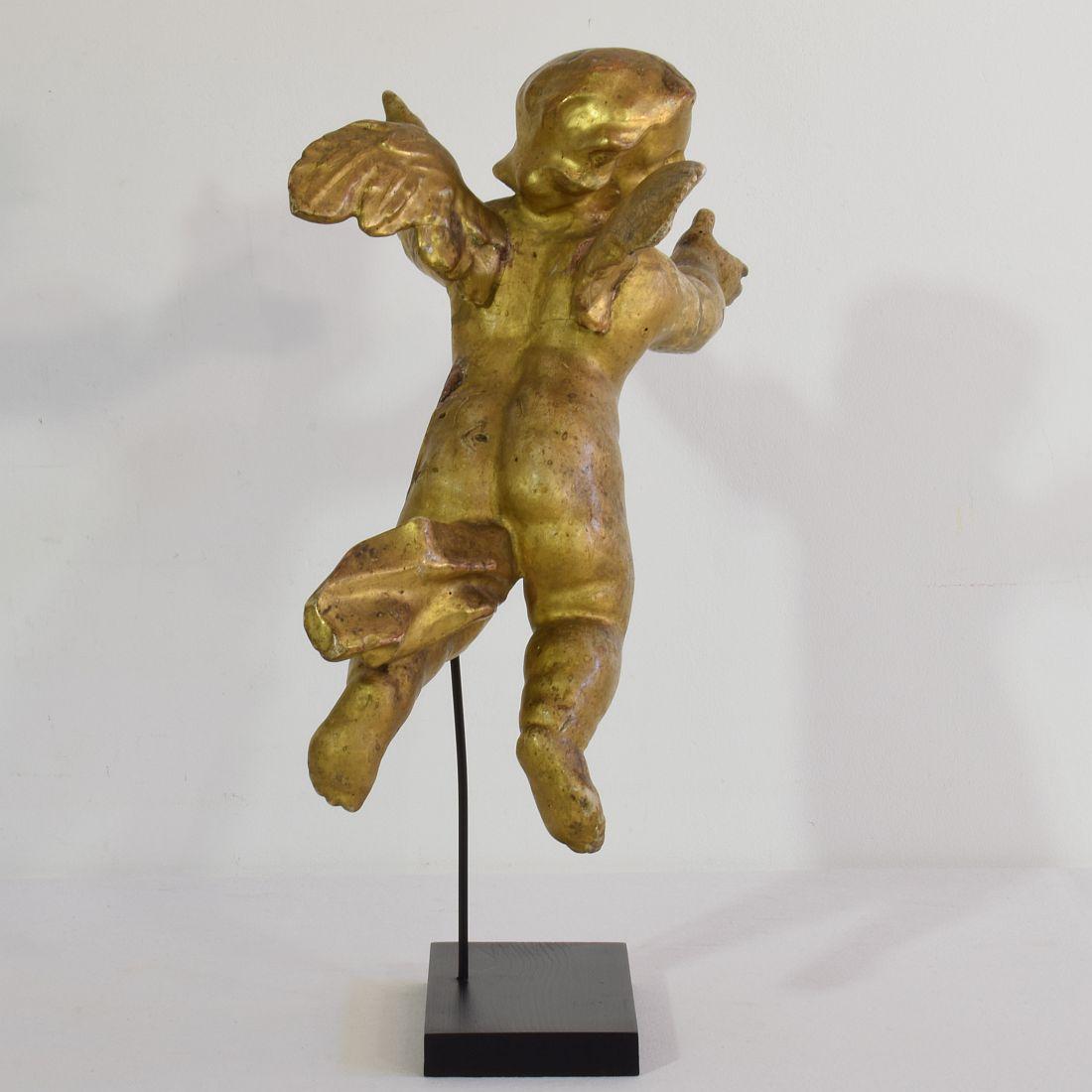 Italian 18th Century Carved Giltwood Baroque Angel In Good Condition In Buisson, FR