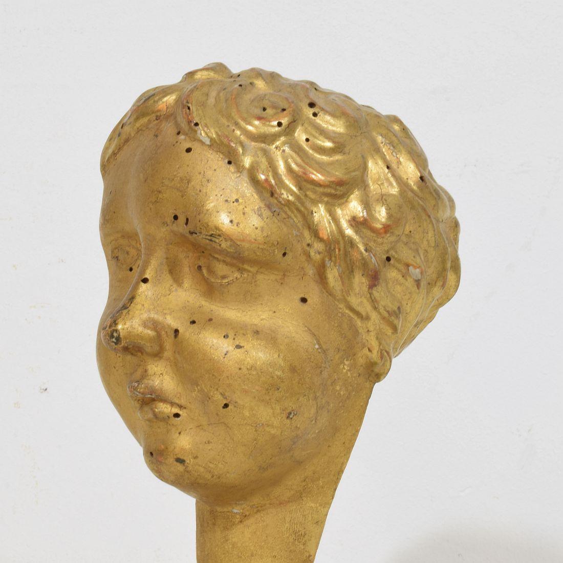 Cabeza de ángel barroca italiana del siglo XVIII tallada en madera dorada siglo XVIII y antes en venta