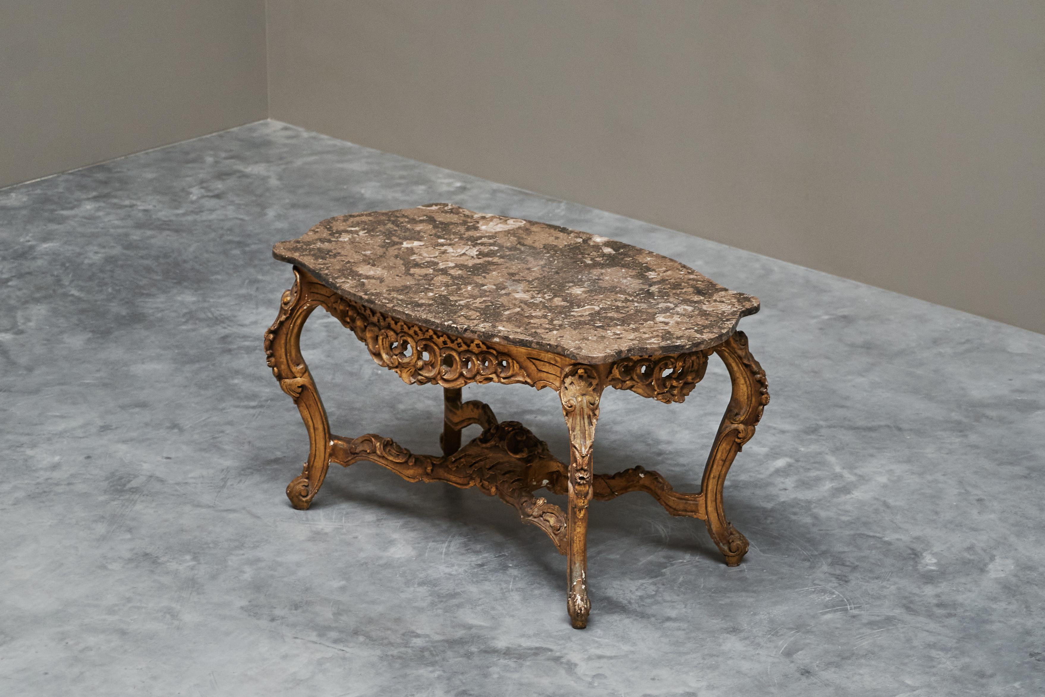 Italian 18th Century Carved Giltwood Center Table with Marble Serpentine Top For Sale 4