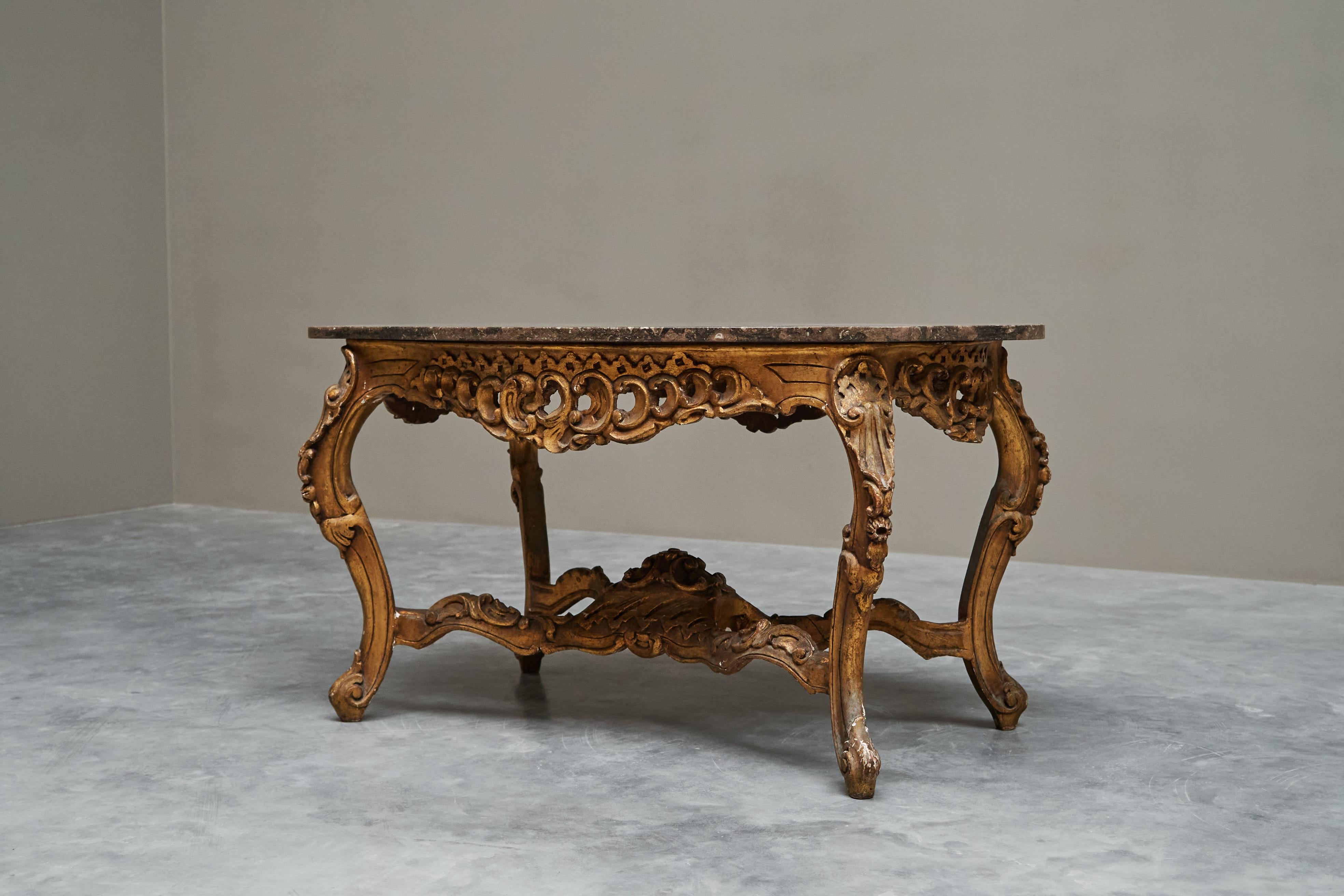 Italian 18th Century Carved Giltwood Center Table with Marble Serpentine Top For Sale 5