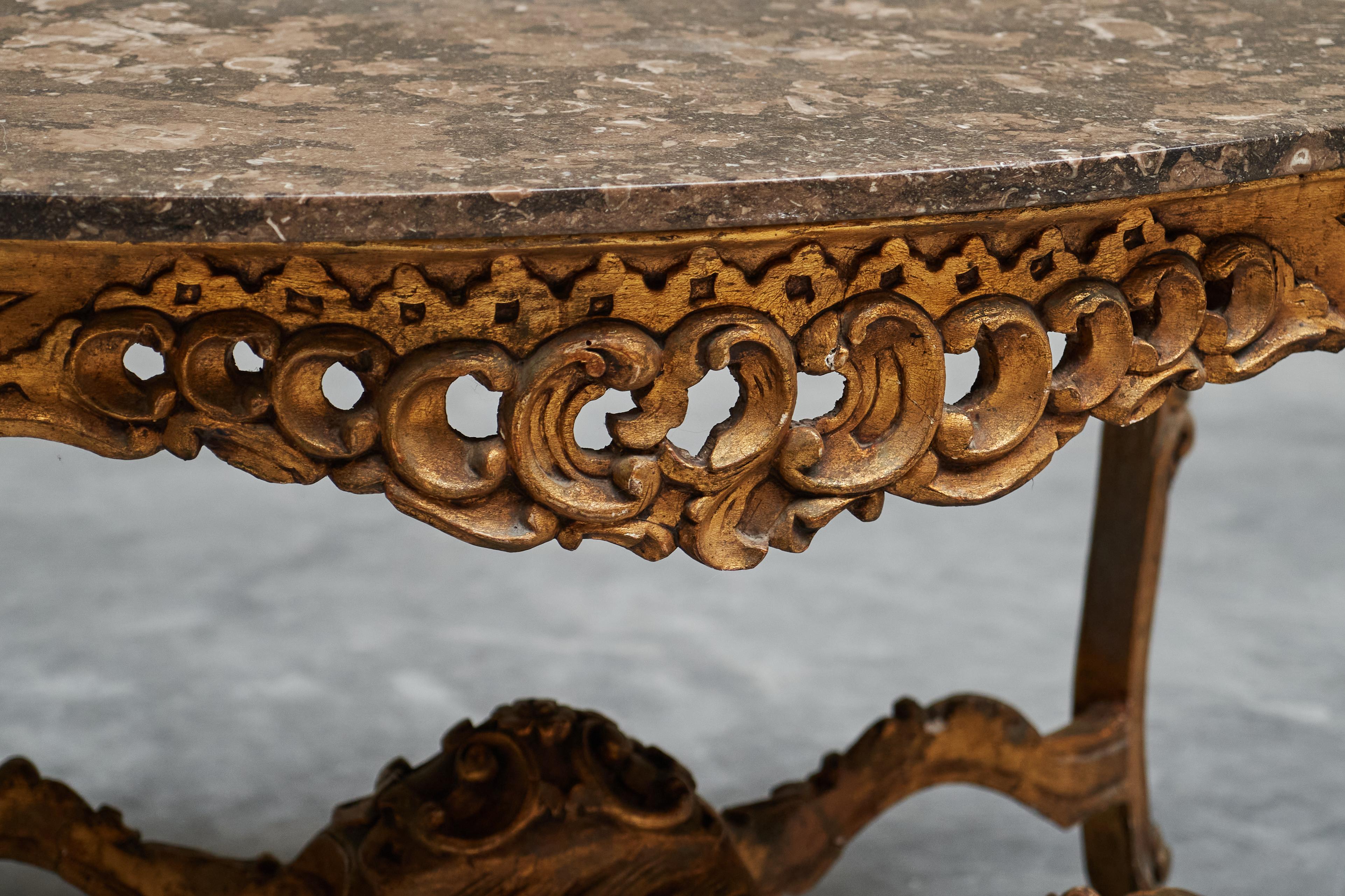 Italian 18th Century Carved Giltwood Center Table with Marble Serpentine Top For Sale 6