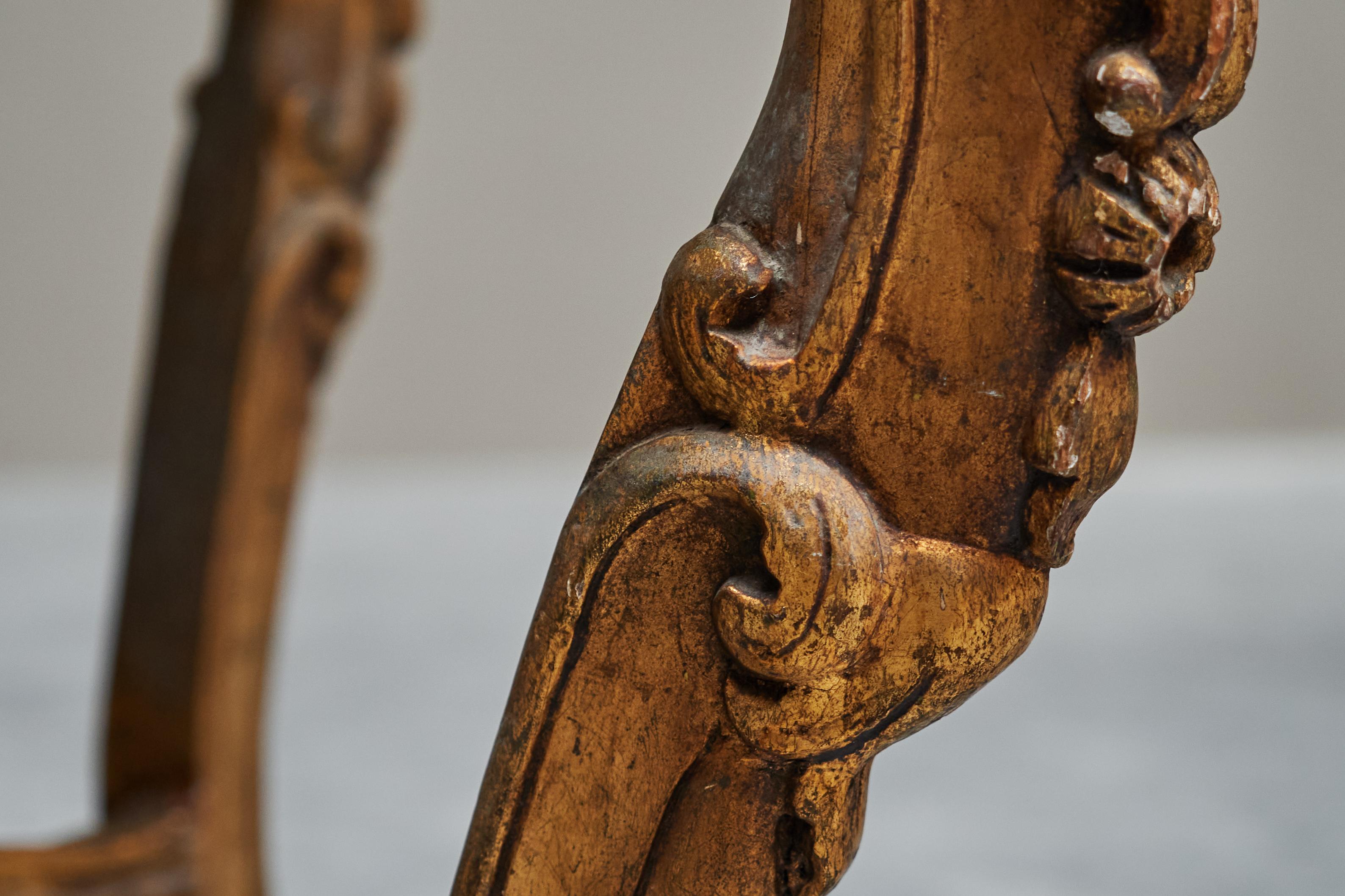 Italian 18th Century Carved Giltwood Center Table with Marble Serpentine Top For Sale 7