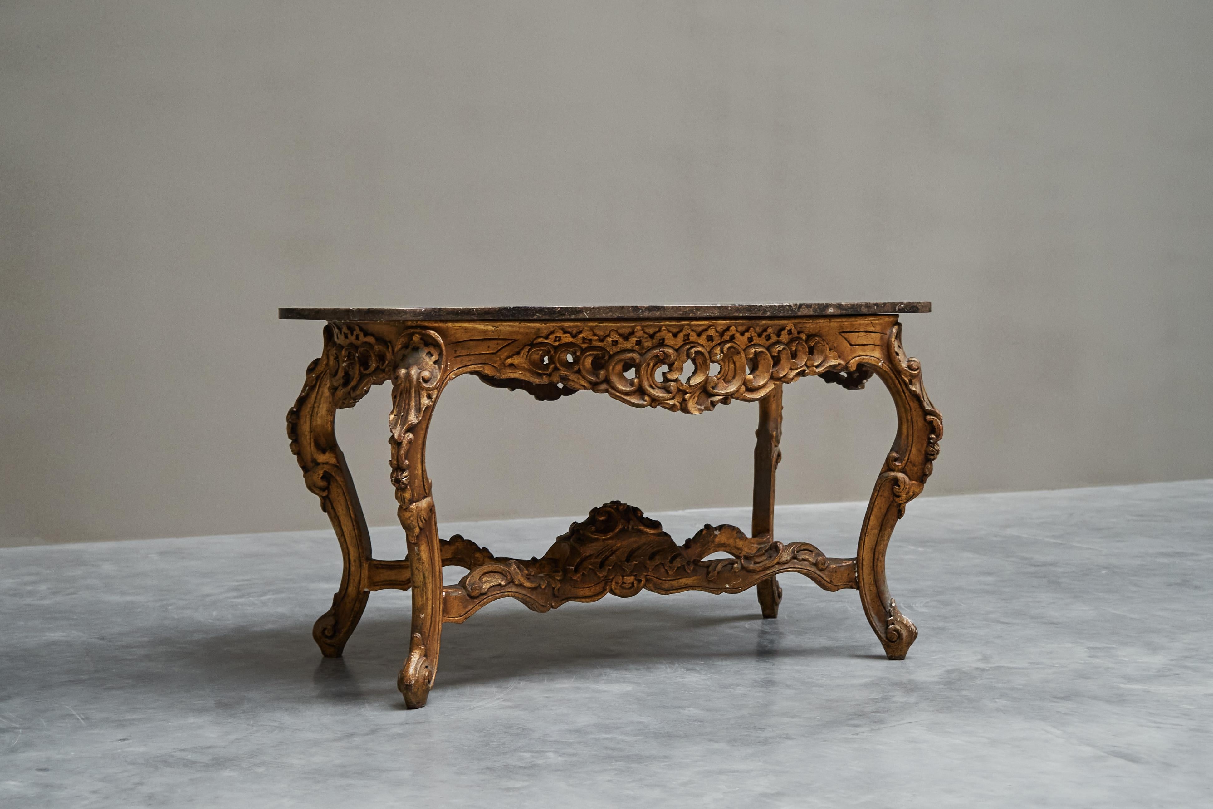 Italian 18th Century Carved Giltwood Center Table with Marble Serpentine Top For Sale 8