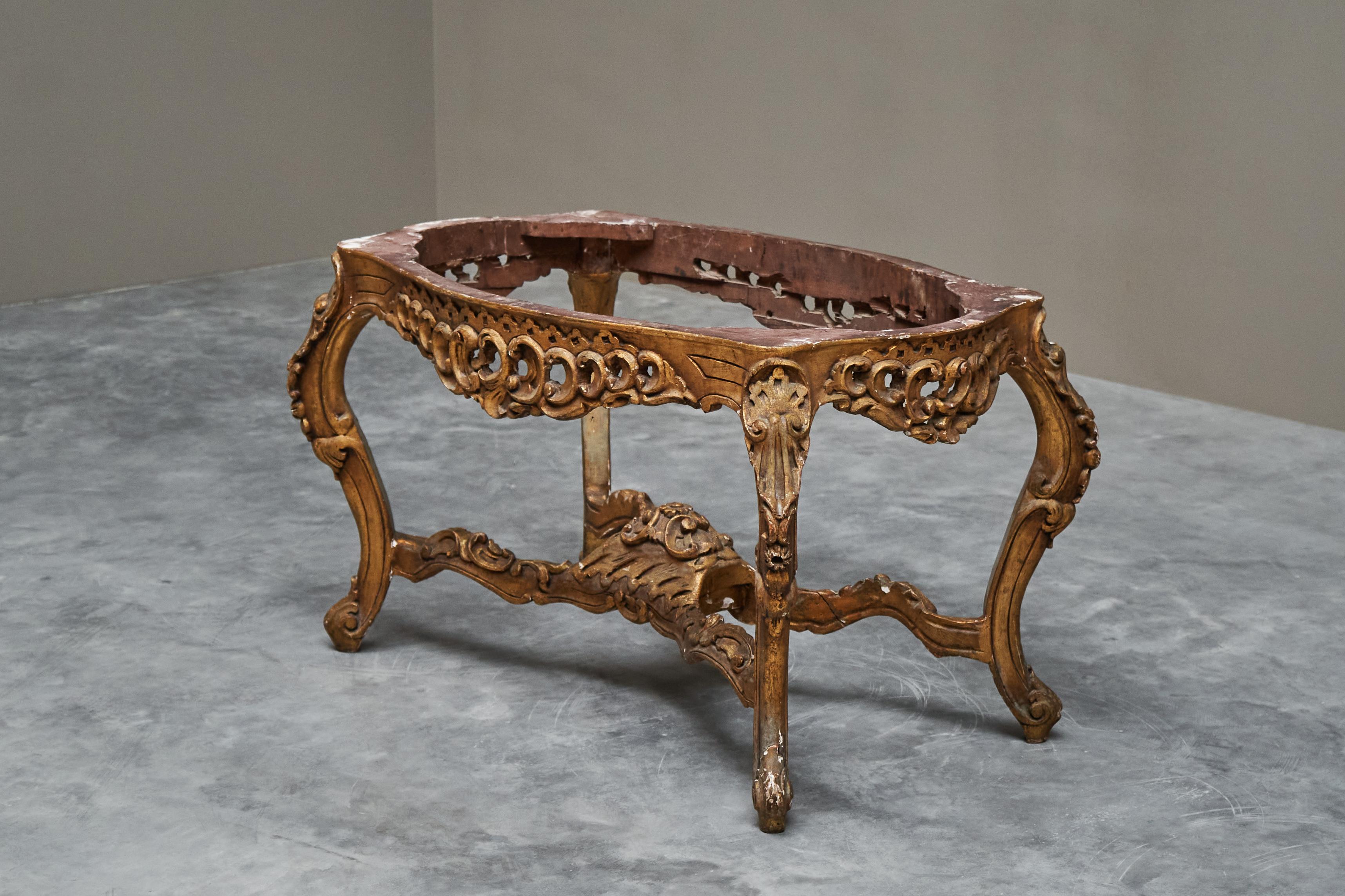 Italian 18th Century Carved Giltwood Center Table with Marble Serpentine Top For Sale 10