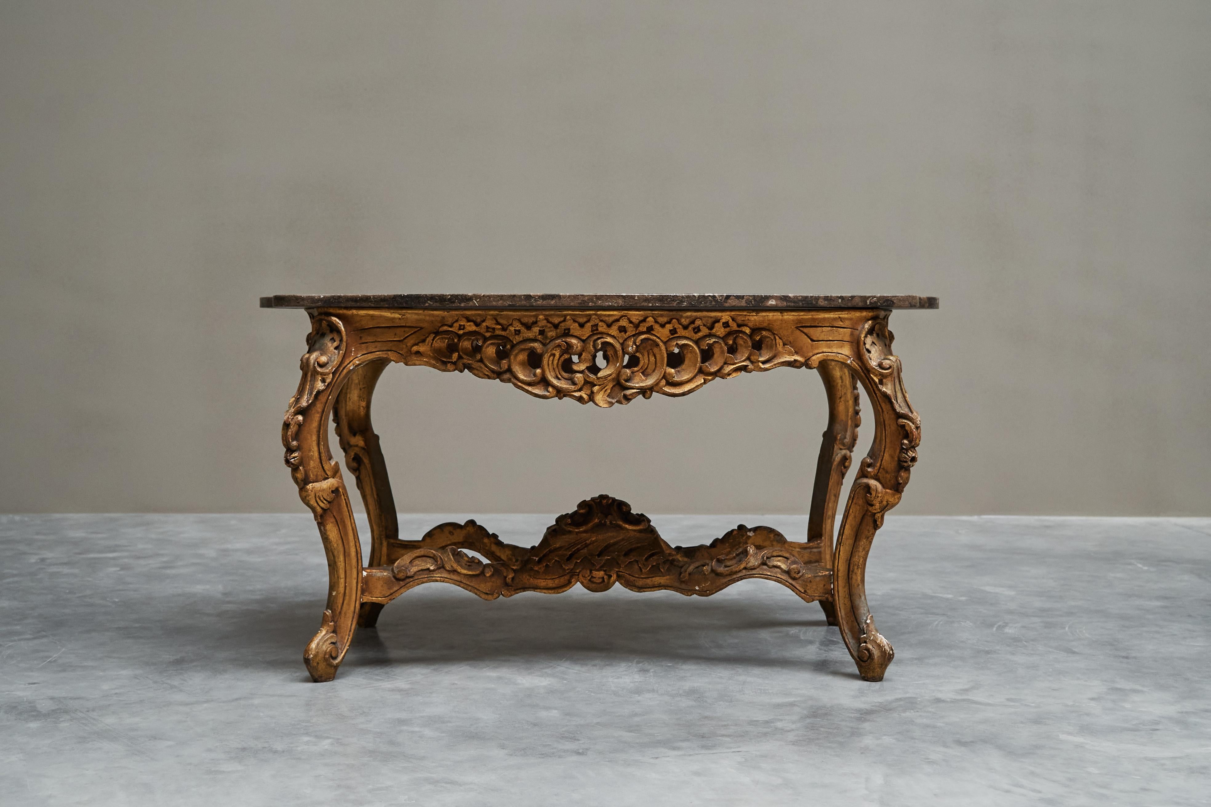 Hand-Crafted Italian 18th Century Carved Giltwood Center Table with Marble Serpentine Top For Sale