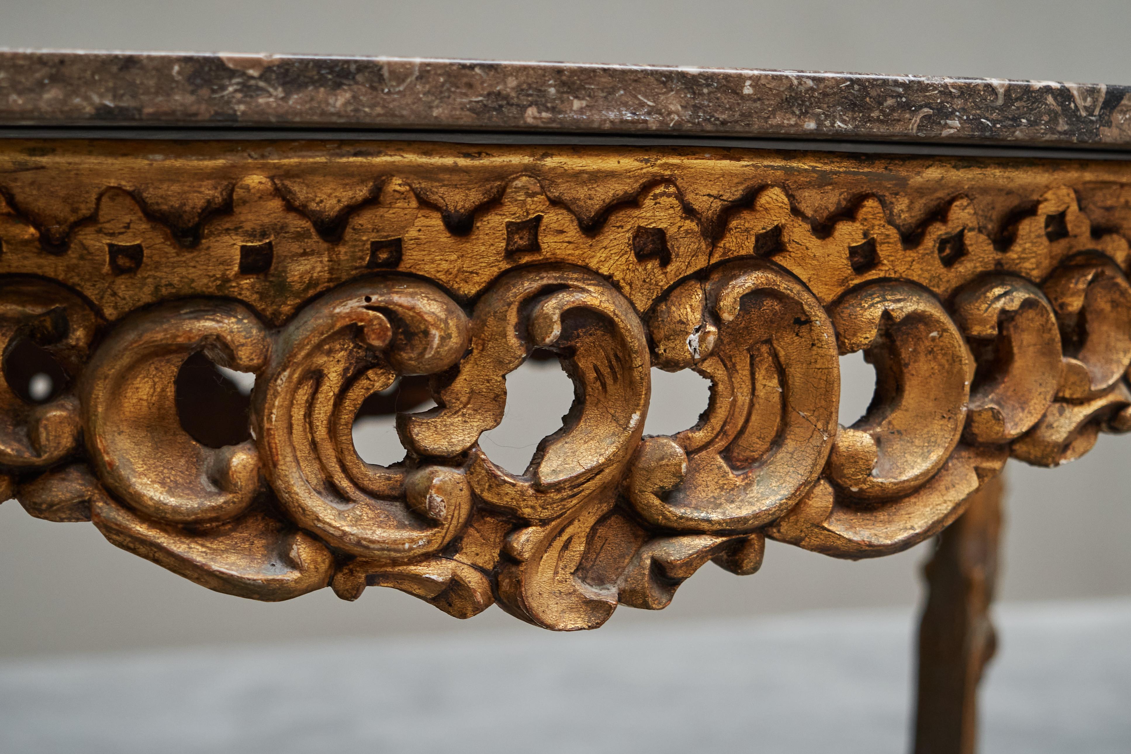 Italian 18th Century Carved Giltwood Center Table with Marble Serpentine Top In Good Condition For Sale In Meer, VAN