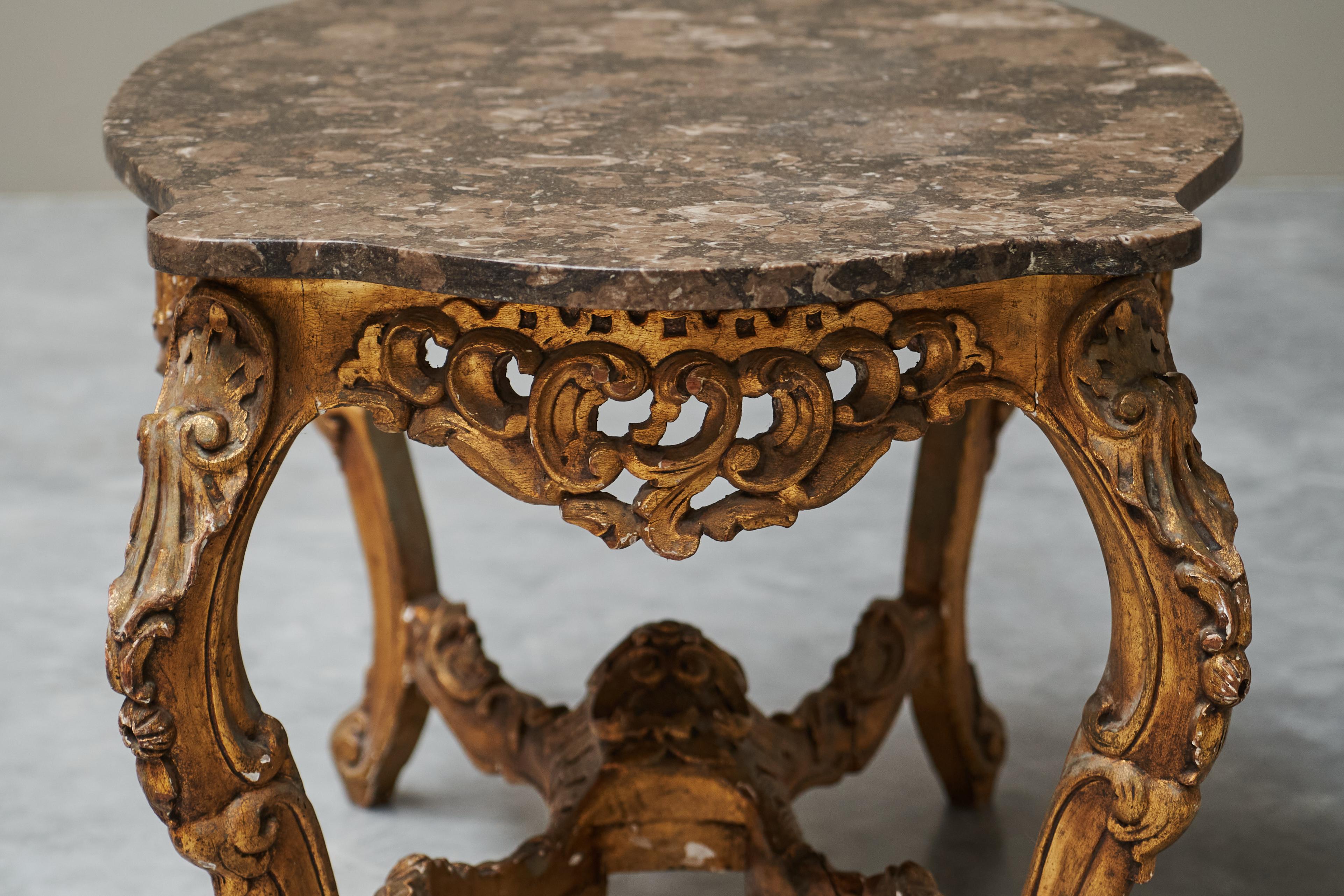 Italian 18th Century Carved Giltwood Center Table with Marble Serpentine Top For Sale 1
