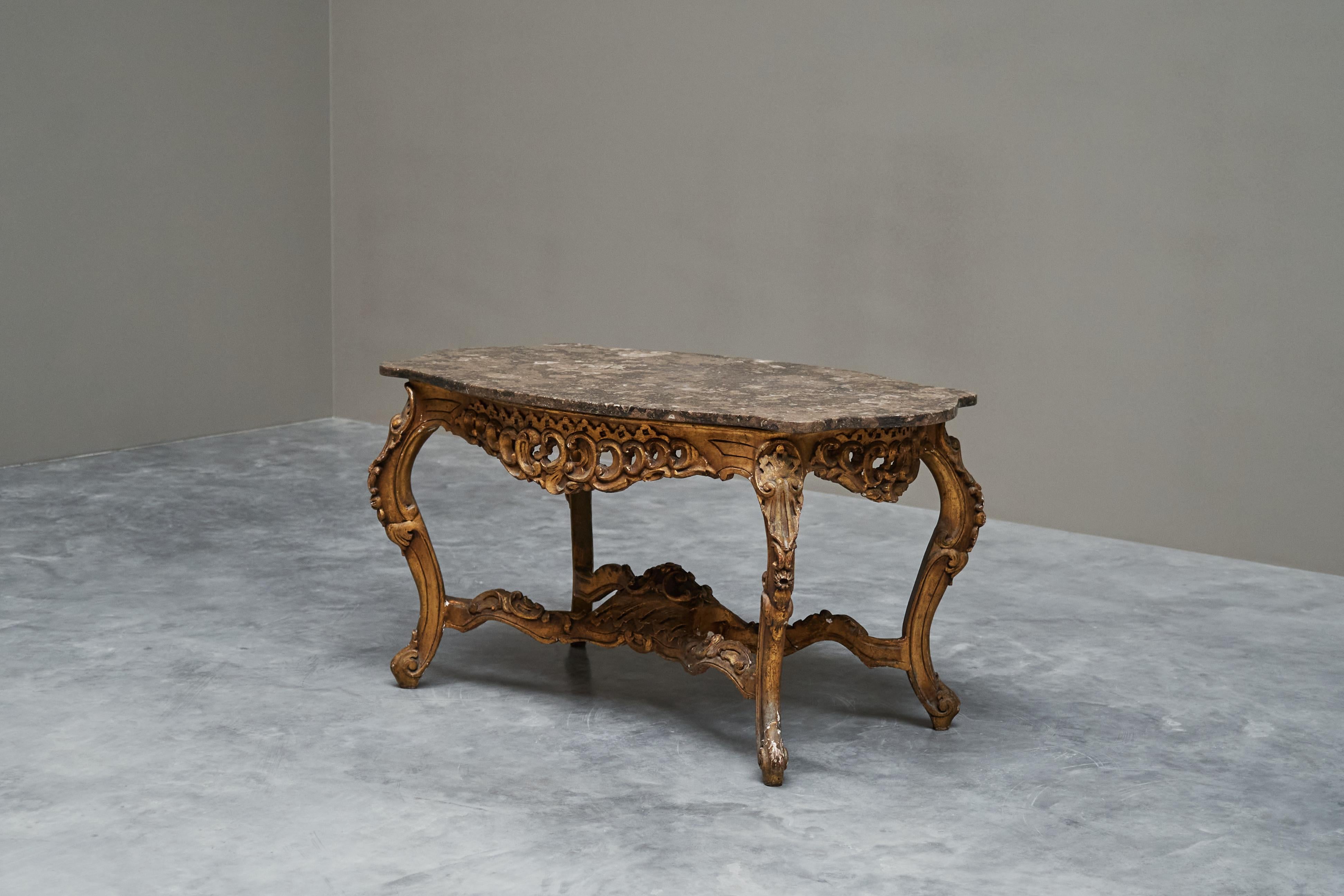 Italian 18th Century Carved Giltwood Center Table with Marble Serpentine Top For Sale 2