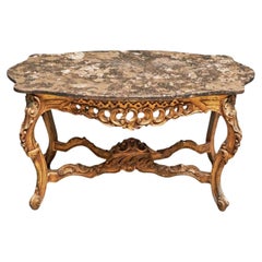 Table centrale italienne du 18ème siècle en bois doré sculpté avec plateau serpentin en marbre