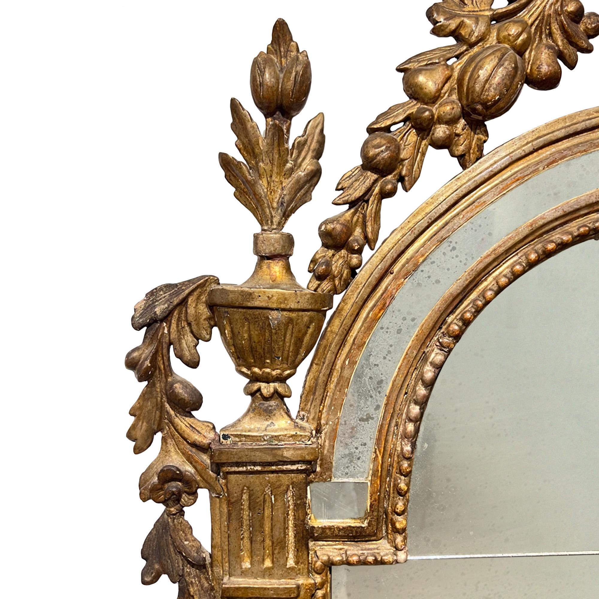 Italienischer Spiegel aus geschnitztem Giltwood aus dem 18. (Neoklassisch) im Angebot