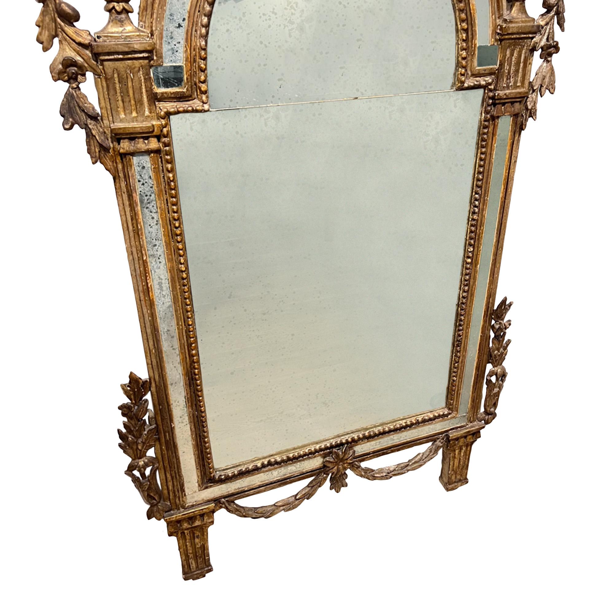 Italienischer Spiegel aus geschnitztem Giltwood aus dem 18. (Handgeschnitzt) im Angebot