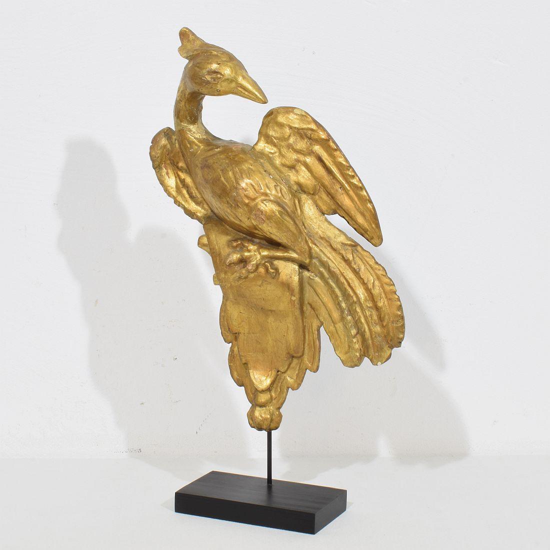 Magnifique ornement en bois doré sculpté à la main. 
Fabriqué en bois avec des restaurations ultérieures à la craie.
Italie vers 1780 . Usures, pertes et réparations anciennes.
Les mesures sont individuelles et incluent la base en bois.
H:40cm 