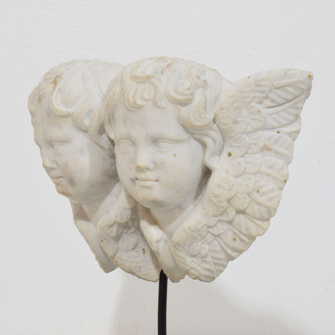 Italienische geschnitzte, geflügelte Doppel-Engelkopf-Dekoration aus weißem Marmor, 18. Jahrhundert im Angebot 4