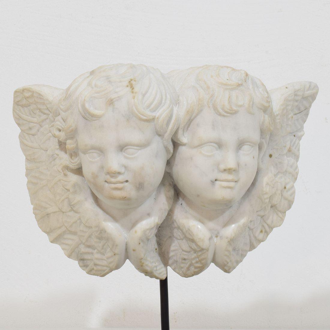 Italienische geschnitzte, geflügelte Doppel-Engelkopf-Dekoration aus weißem Marmor, 18. Jahrhundert im Angebot 5