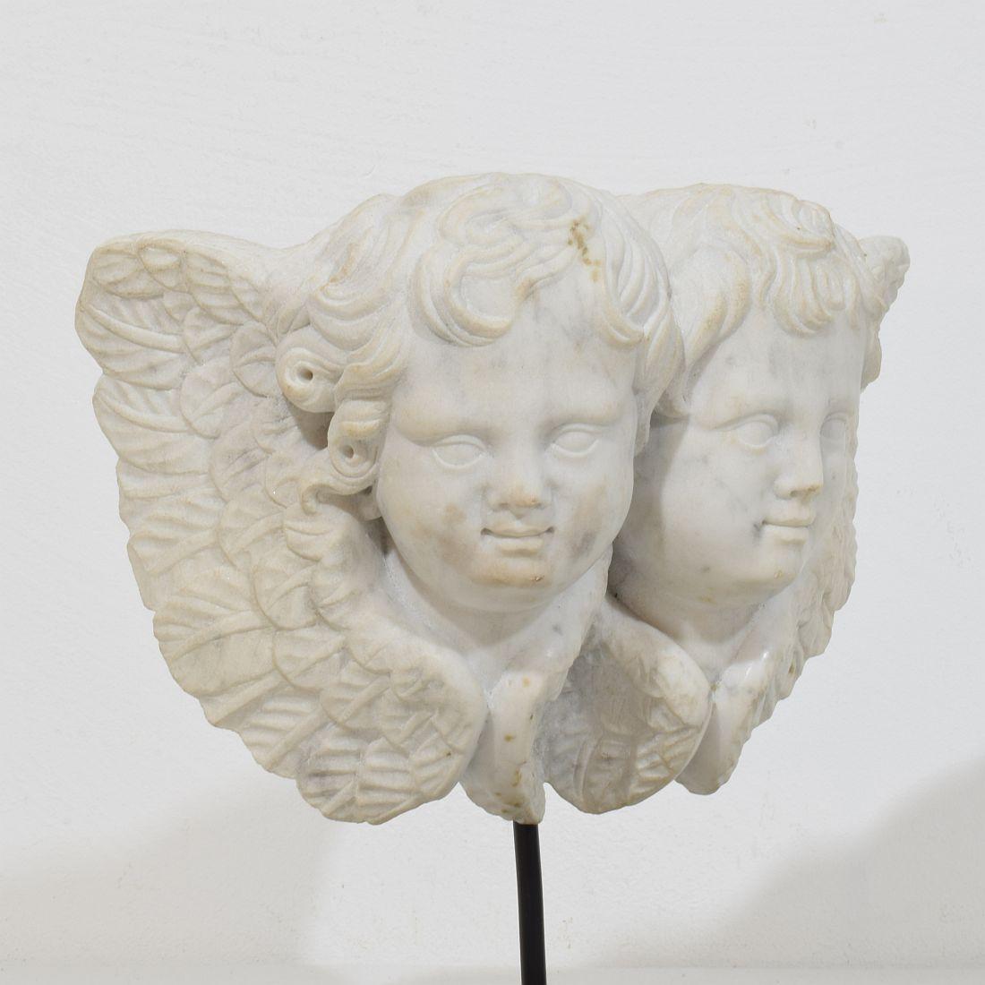Italienische geschnitzte, geflügelte Doppel-Engelkopf-Dekoration aus weißem Marmor, 18. Jahrhundert im Angebot 6