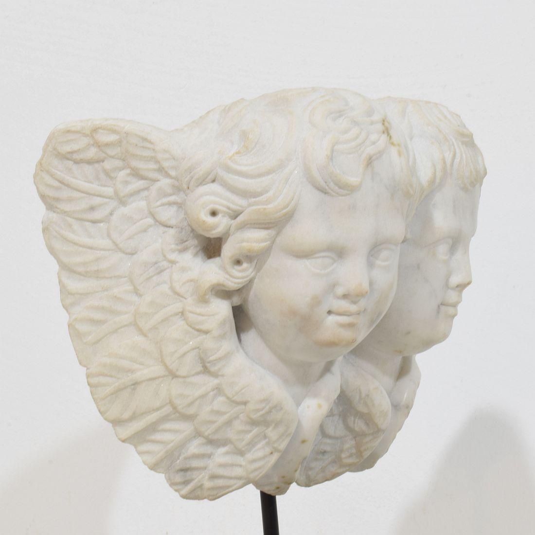 Italienische geschnitzte, geflügelte Doppel-Engelkopf-Dekoration aus weißem Marmor, 18. Jahrhundert im Angebot 7