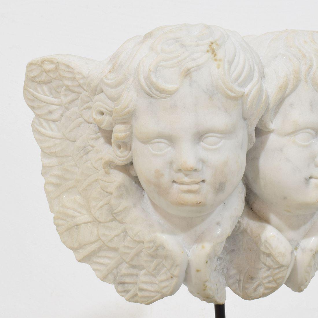 Italian, 18th Century Carved White Marble Winged Double Angel Head Ornament For Sale 9