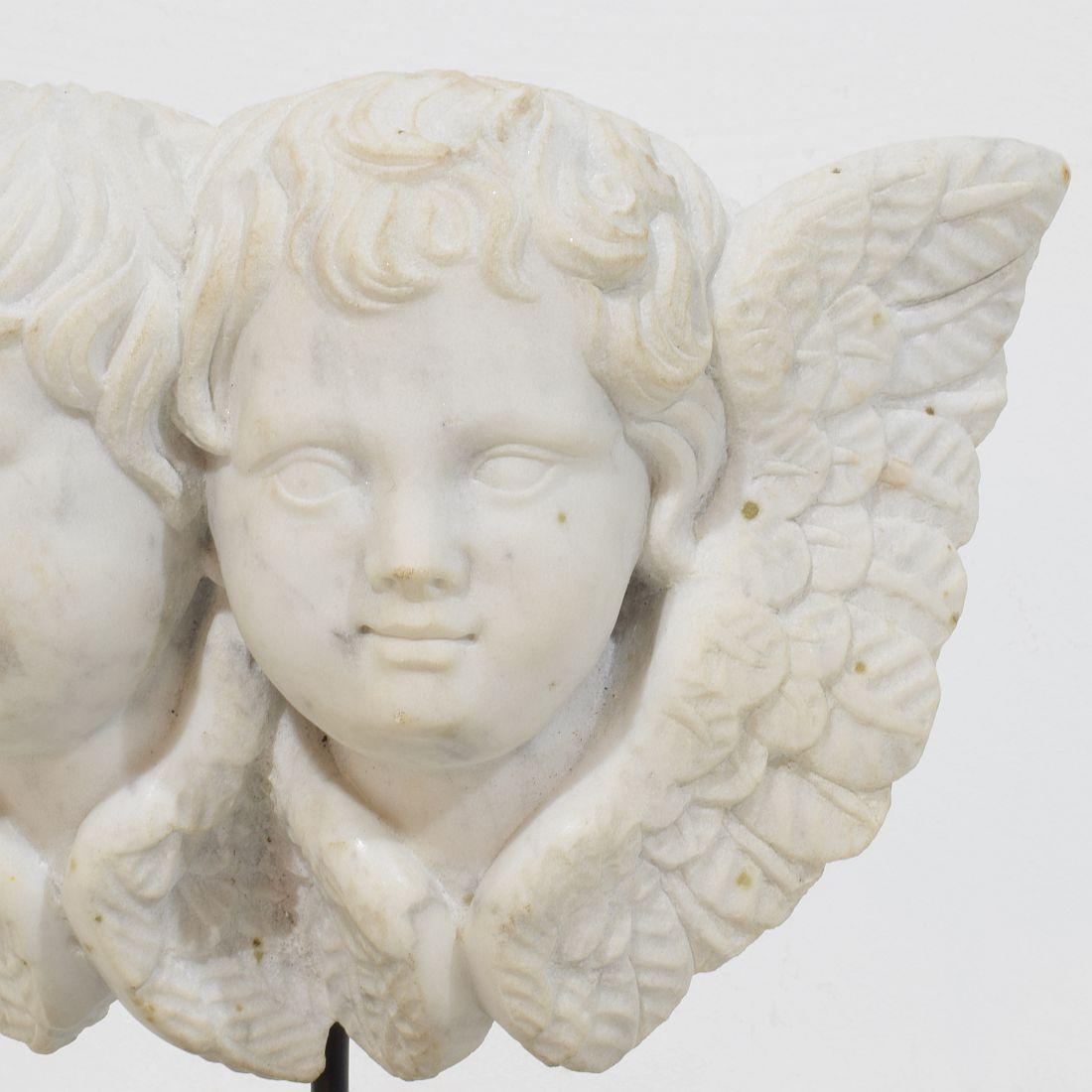 Italian, 18th Century Carved White Marble Winged Double Angel Head Ornament For Sale 10