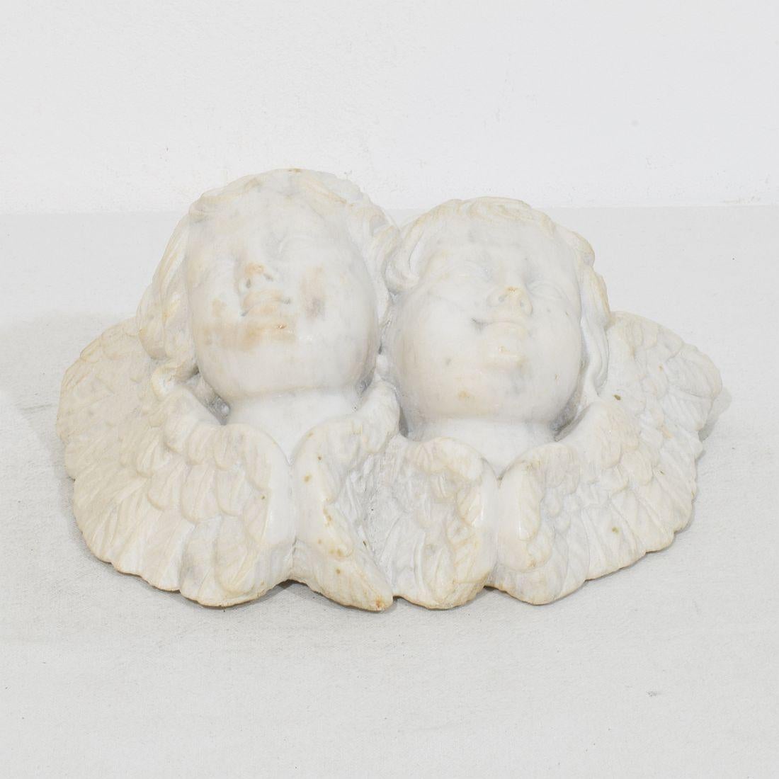 Italian, 18th Century Carved White Marble Winged Double Angel Head Ornament For Sale 12