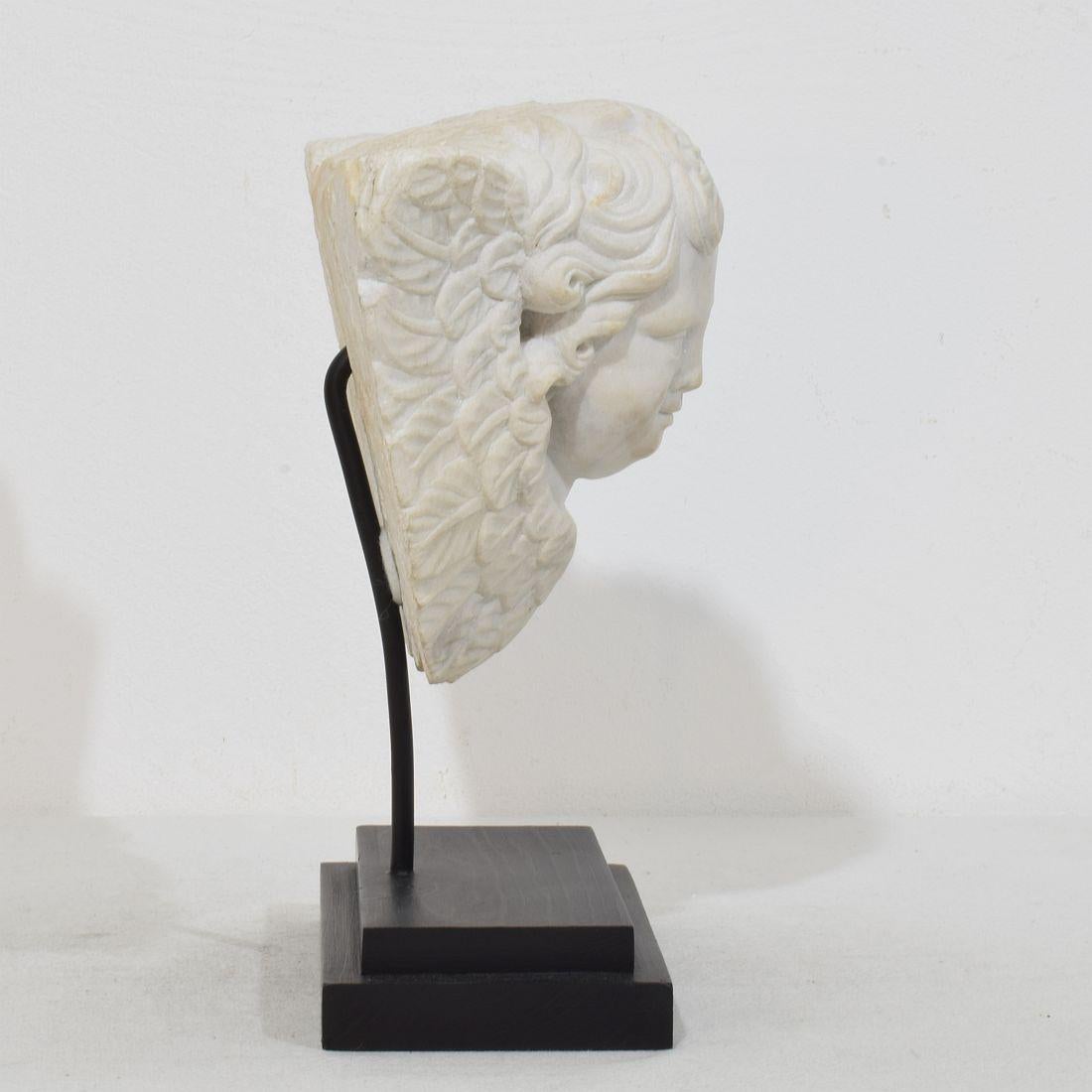 Italian, 18th Century Carved White Marble Winged Double Angel Head Ornament In Good Condition For Sale In Buisson, FR