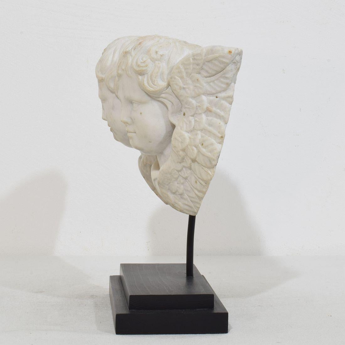 Italian, 18th Century Carved White Marble Winged Double Angel Head Ornament For Sale 1
